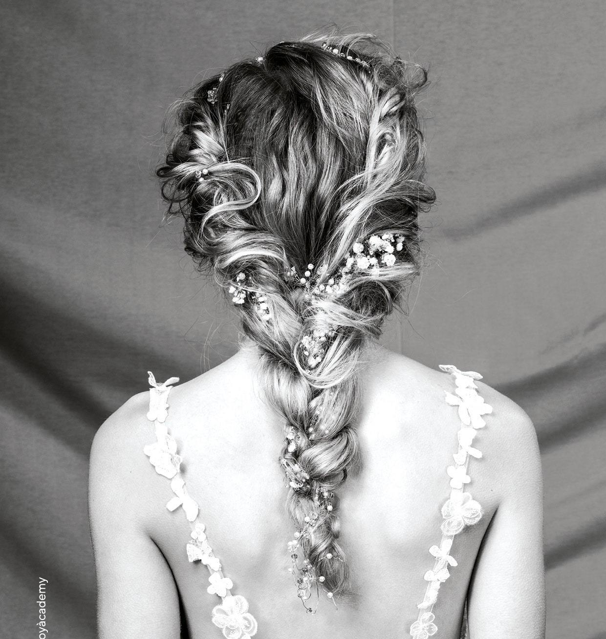 Acconciatura sposa romantica treccia Acconciatura floreale sposa 2019