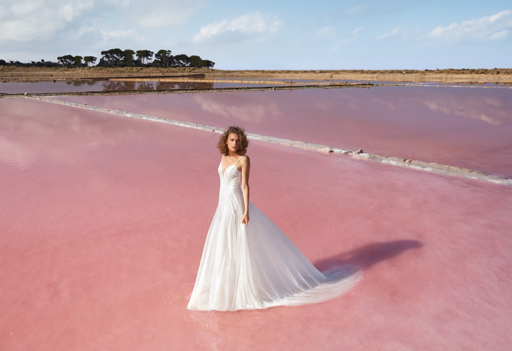 Il paesaggio delle Saline di Marsala accoglie magicamente gli scatti della collezione sposa 2021 Atelier Emé.