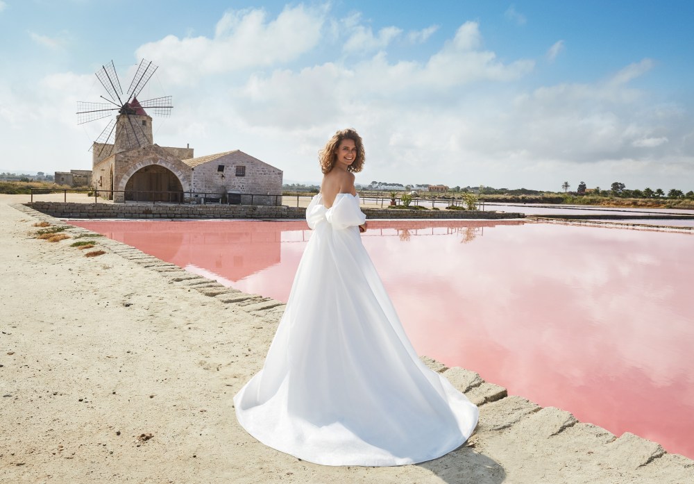 Atelier Emé lancia la nuova collezione Sposa 2021 con la suggestiva campagna Pink Dream, ambientata tra le Saline di Marsala.