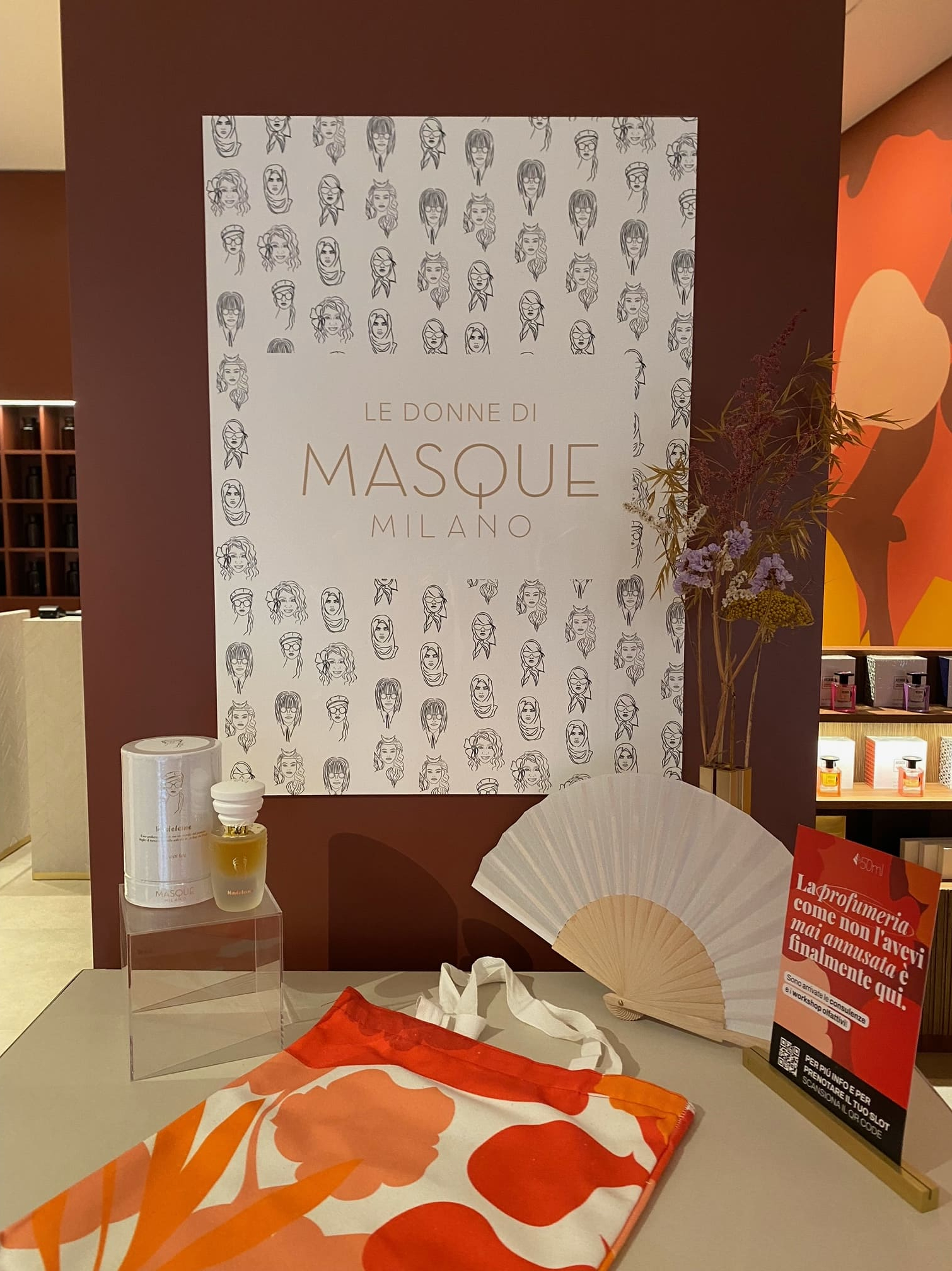 Esposizione delle fragranze della collezione Le Donne di Masque, profumi iconici ispirati a donne leggendarie.