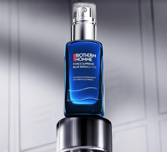 Flacone di Force Supreme Blue Serum [LP-XR] di Biotherm Homme, un serum anti-età per uomini, con design eco-concepito e formula innovativa.