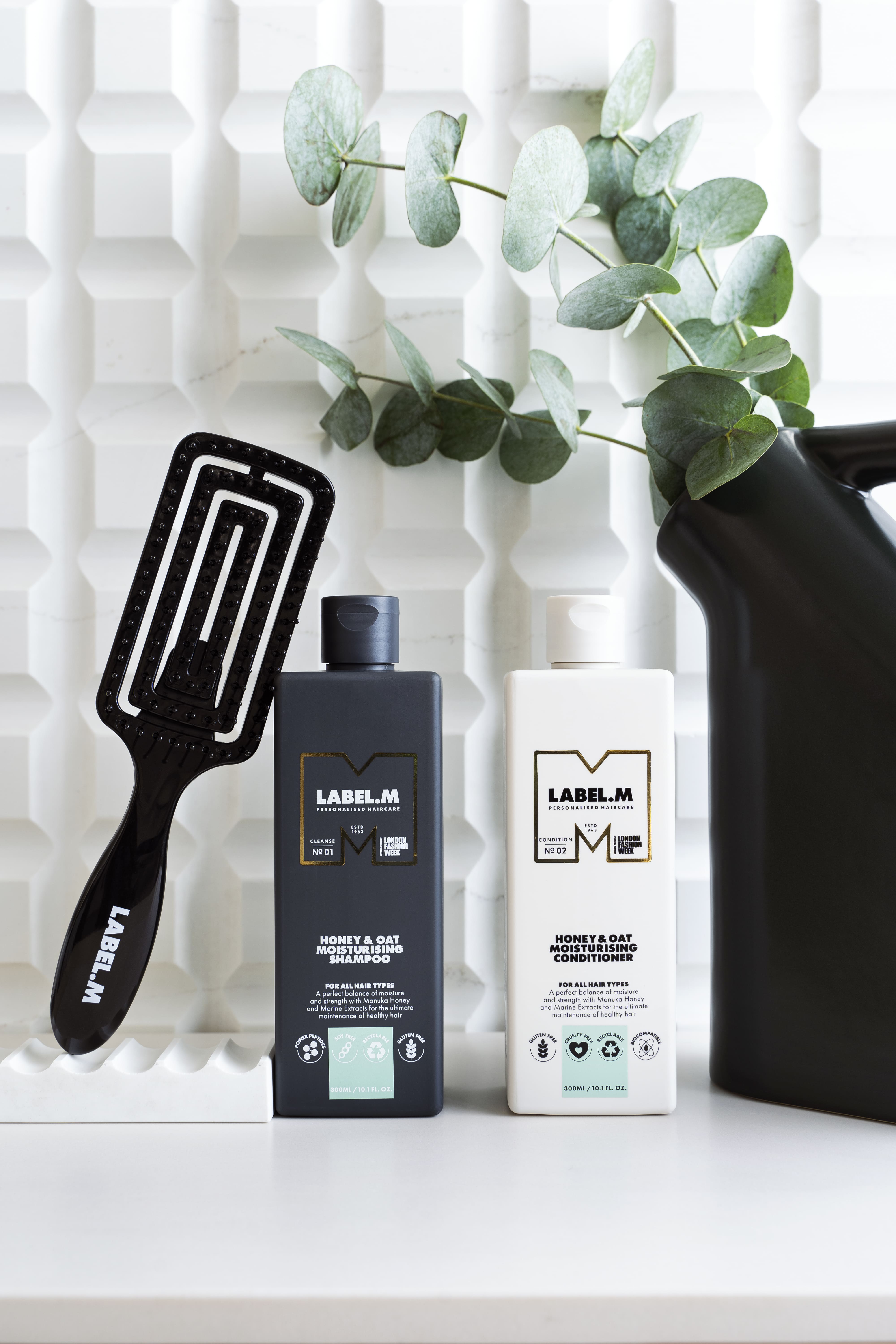 Mini Detangler Brush di LABEL.M in Limited Edition per districare i capelli e ammorbidire la cute.