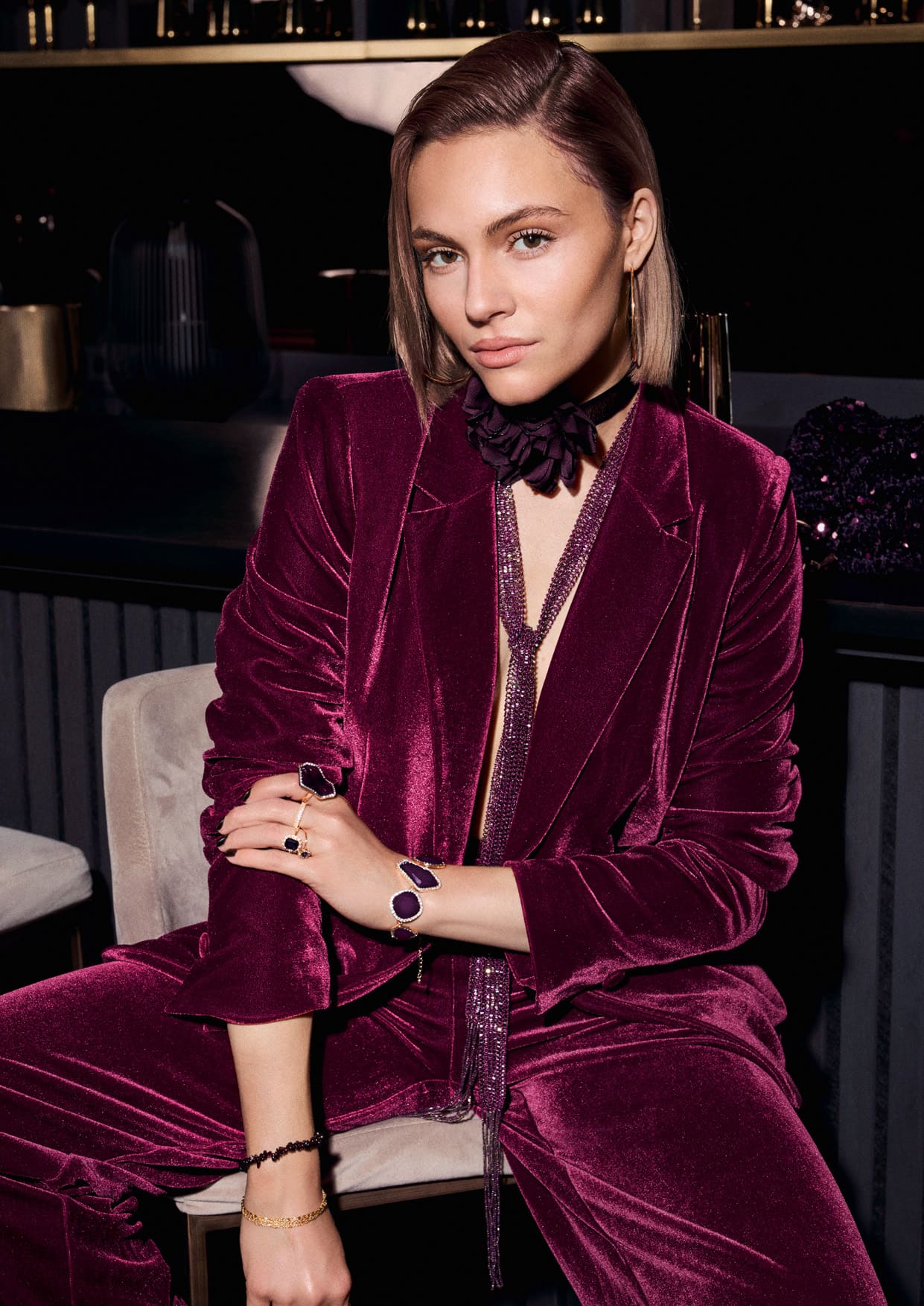 Modella che indossa gioielli della collezione Rich Berry Hues di Bijou Brigitte.