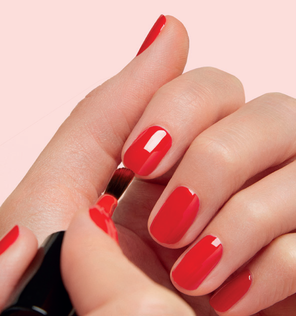 Applicazione dello smalto colorato del Green System di Manucurist