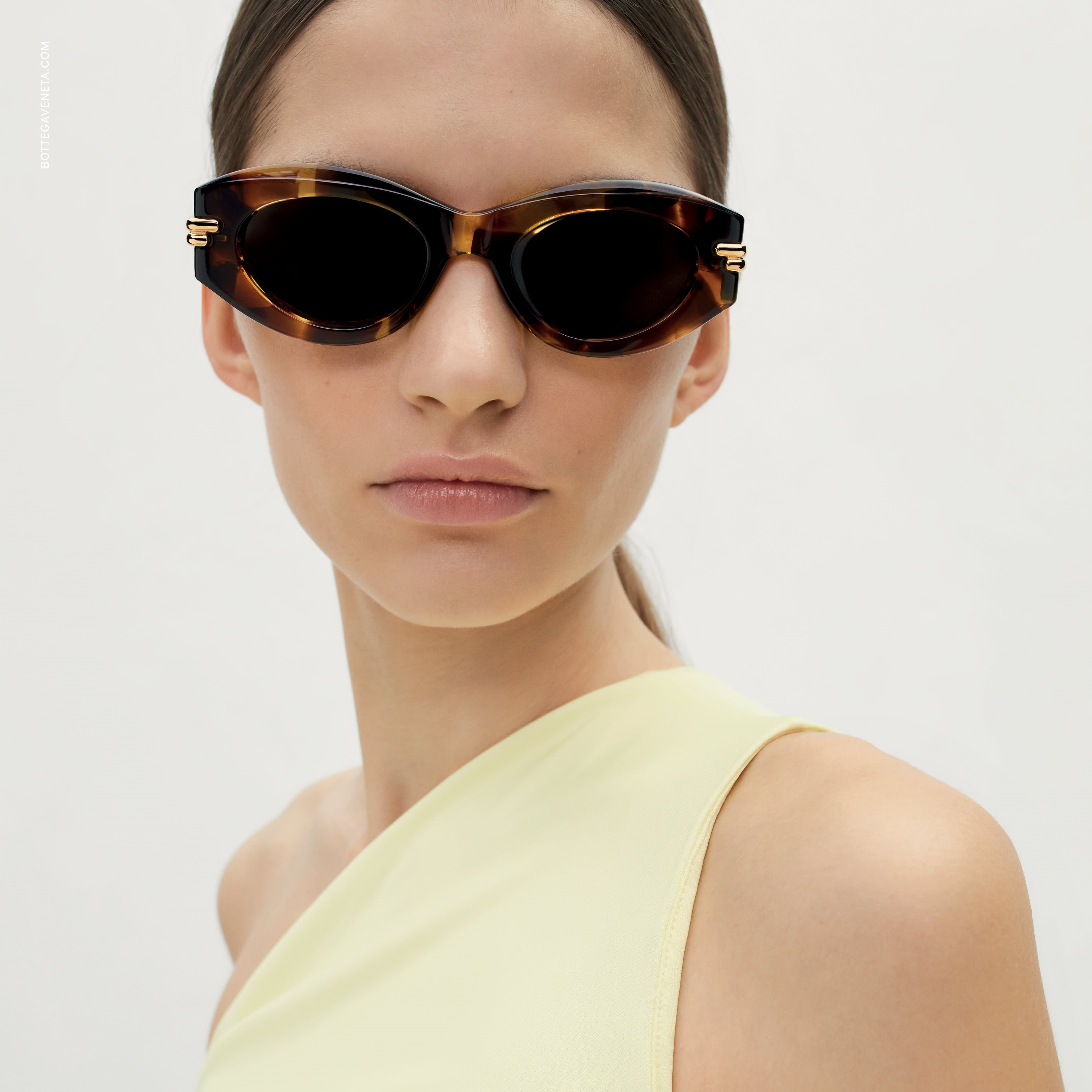 Occhiali Bottega Veneta Bold Ribbon in acetato per l'autunno-inverno 2024 con dettagli in nastro metallico.