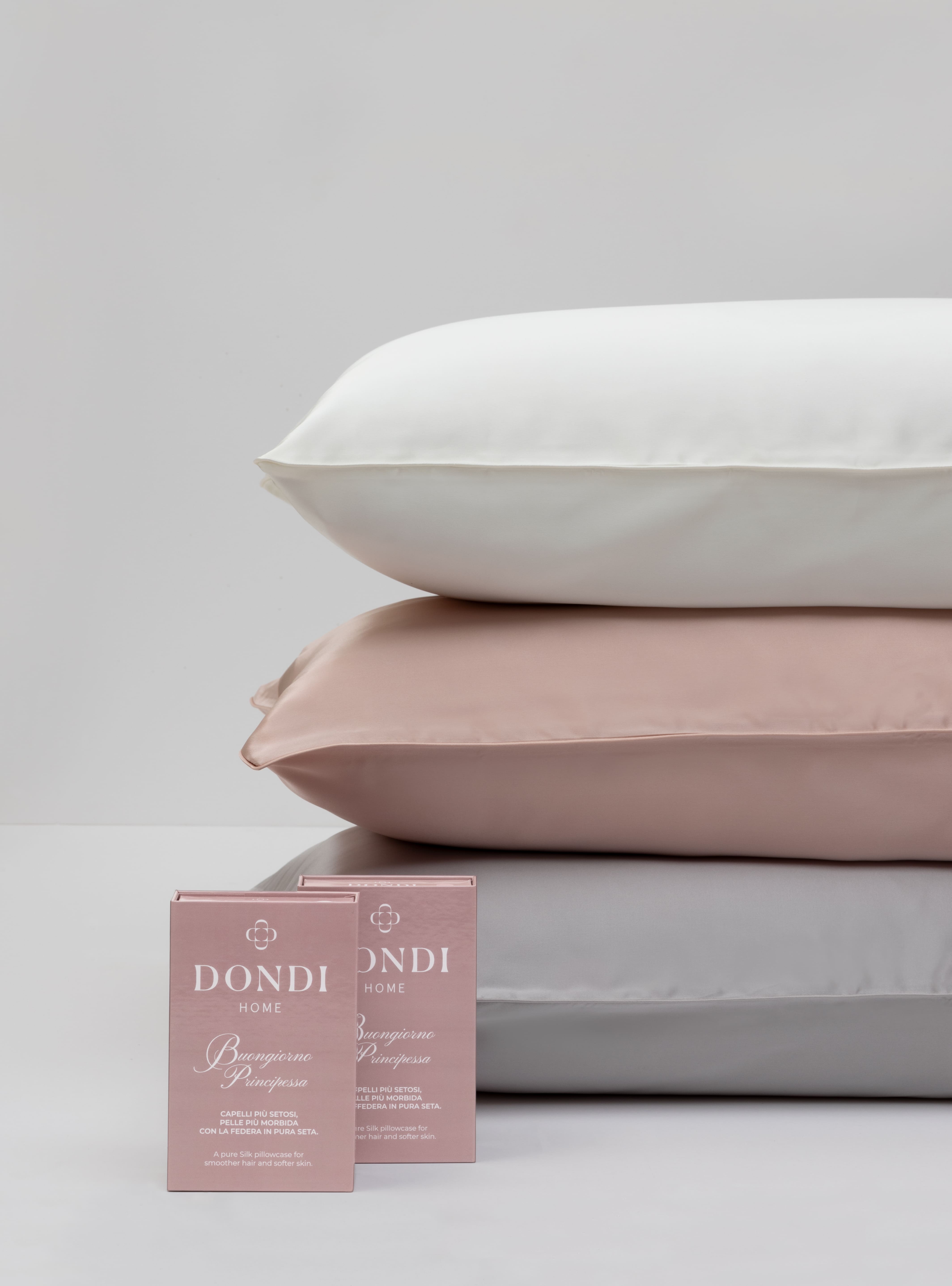 Box rosa contenente federe in seta e cuscini in seta della collezione Buongiorno Principessa di Dondi Home.