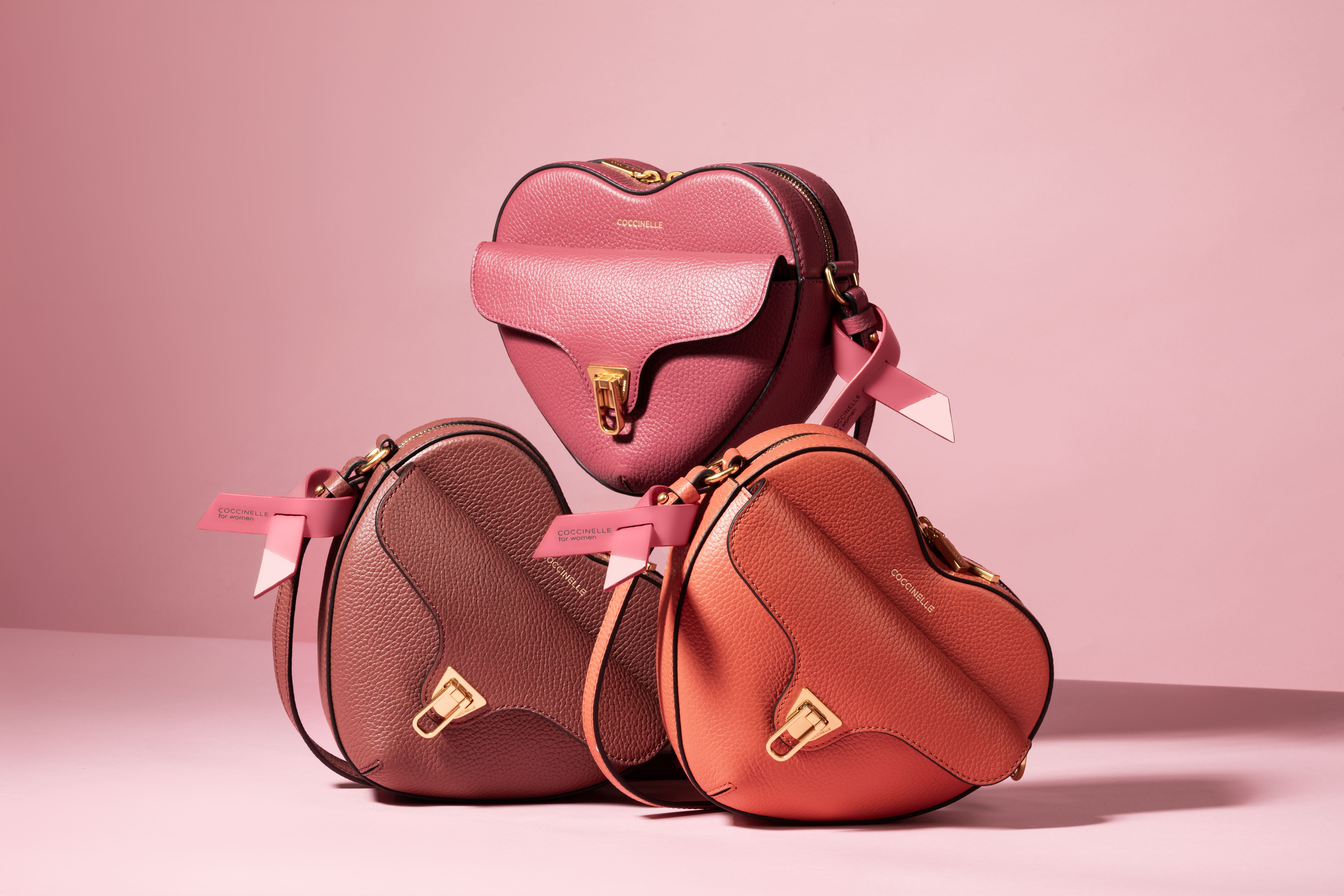 Collezione di borse Coccinelle Beat Soft Mini a cuore nei colori Rosewood, Brandy, Grenadine Red, Rosette e Noir