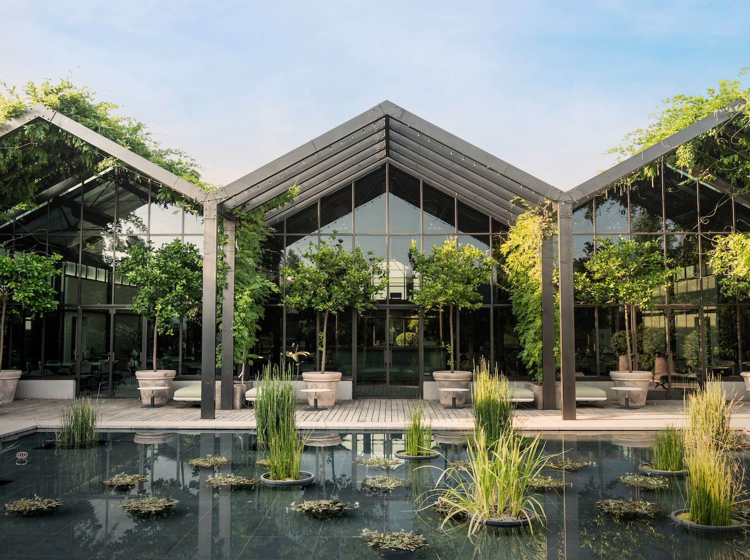 Immagine del Davines Group Village a Parma, un esempio di architettura sostenibile e innovativa.