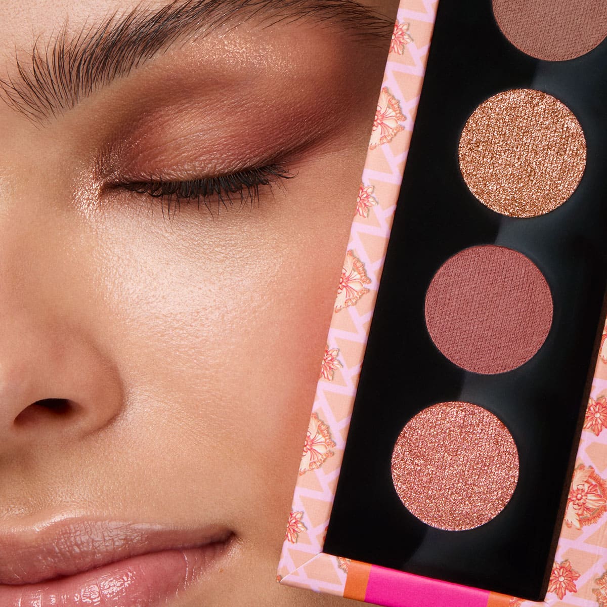 Dazzling Palette KIKO Milano in edizione limitata, ombretti ad alta pigmentazione per creare look glamour con la firma di Sara Sampaio.