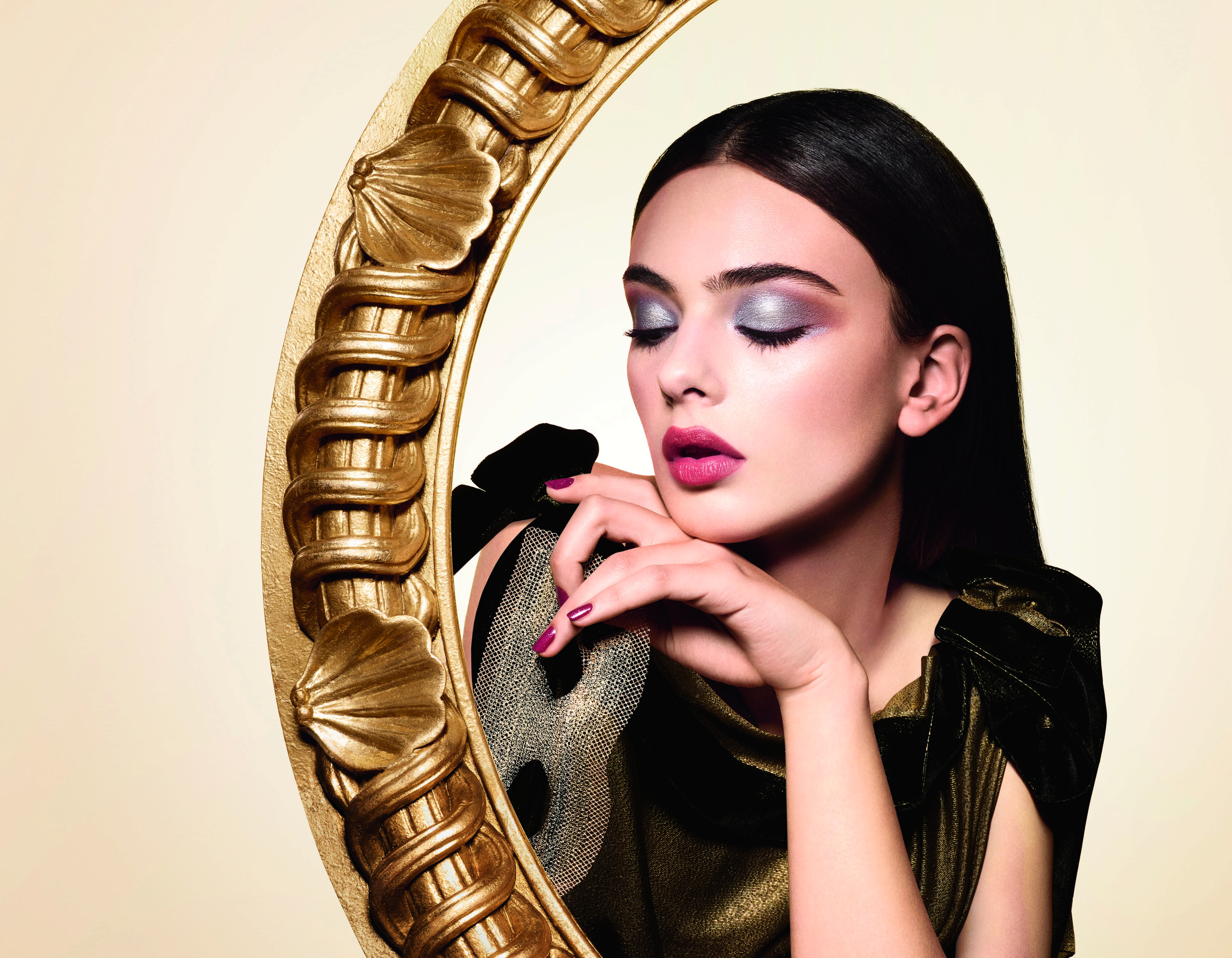 Deva Cassel che indossa il make-up della collezione Dior Holiday 2024, evidenziando labbra scintillanti e un look elegante per le festività.