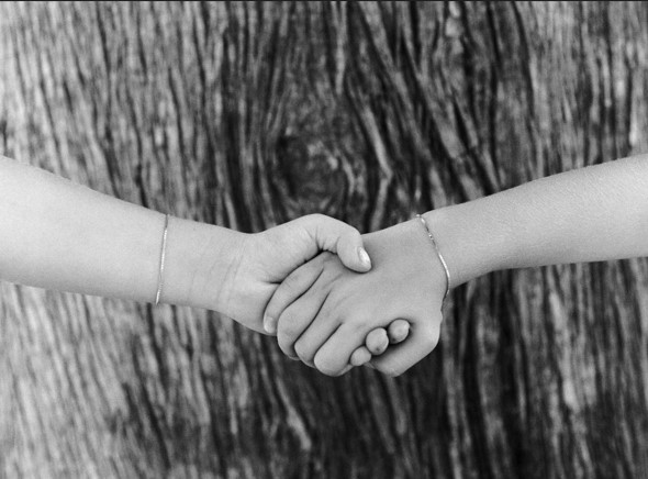 gioiello L'Essenziale di Atelier VM, scatto in bianco e nero della campagna fotografica di Fabrizio Ruffo