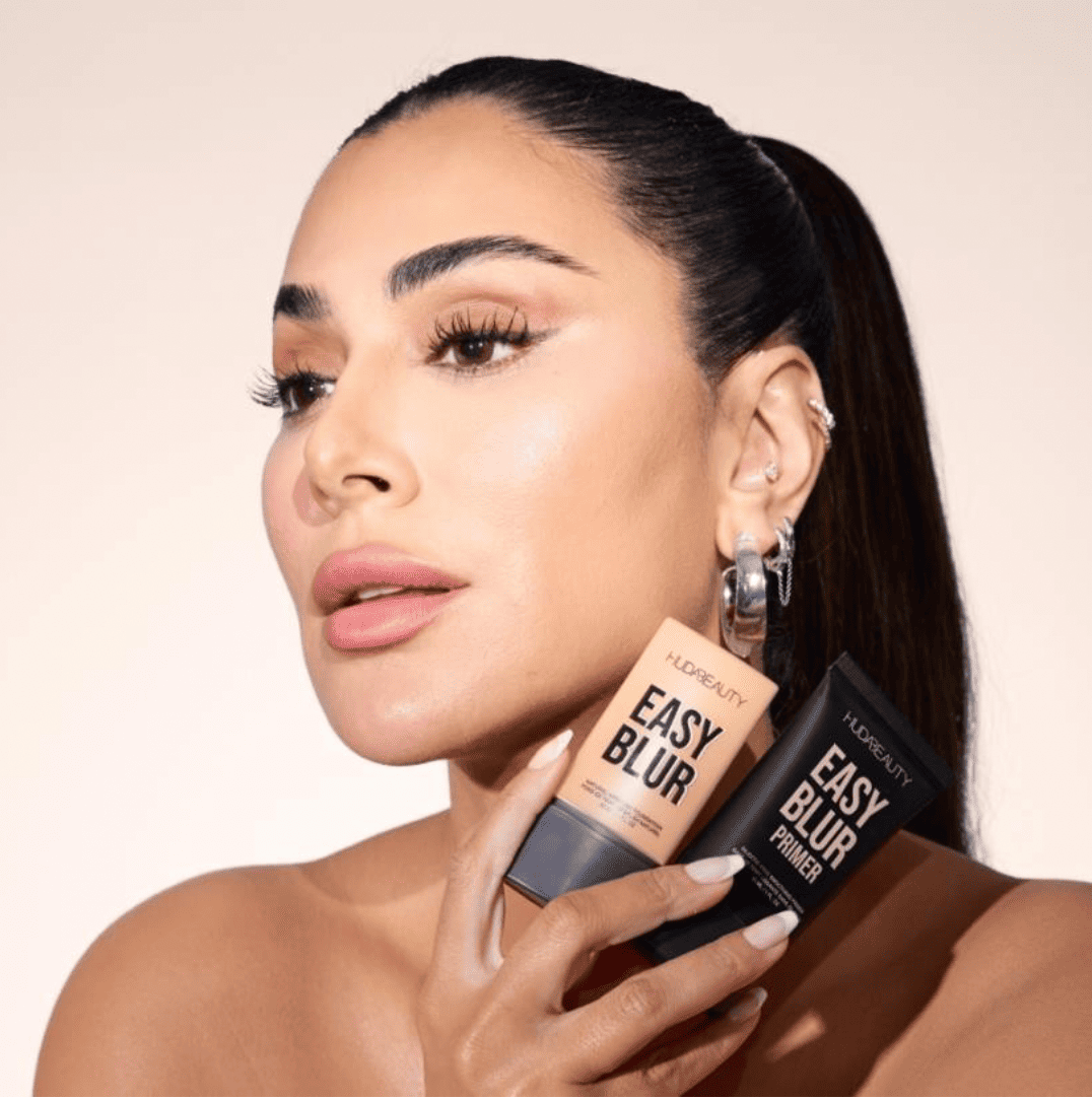Huda Kattan mostra i nuovi prodotti della Easy Routine 1, 2, 3 di Huda Beauty