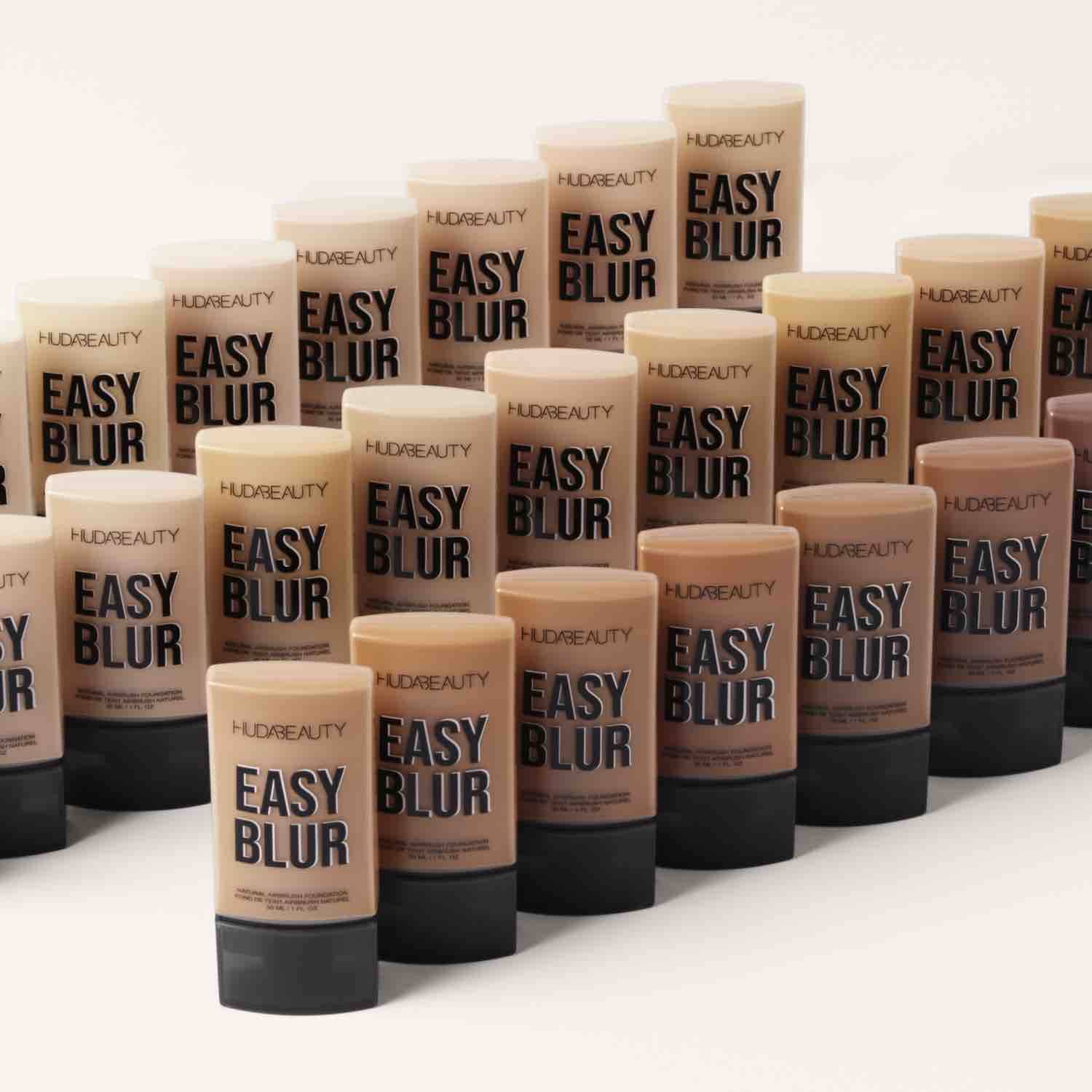 Fondotinta Easy Blur di Huda Beauty