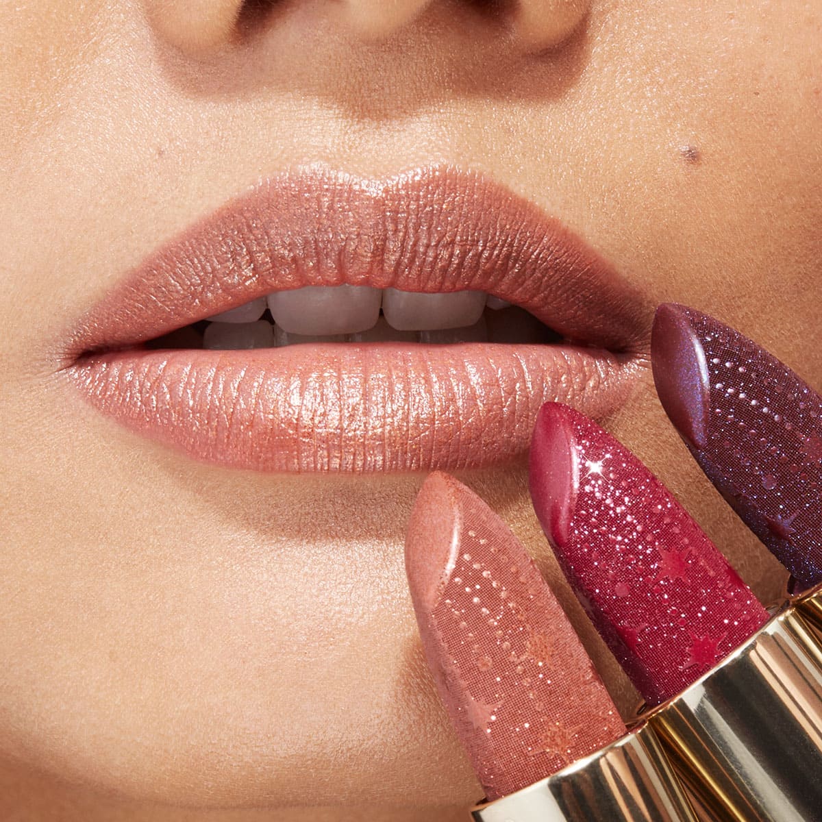 Tre rossetti brillanti della collezione Holiday Wonderlights di KIKO Milano