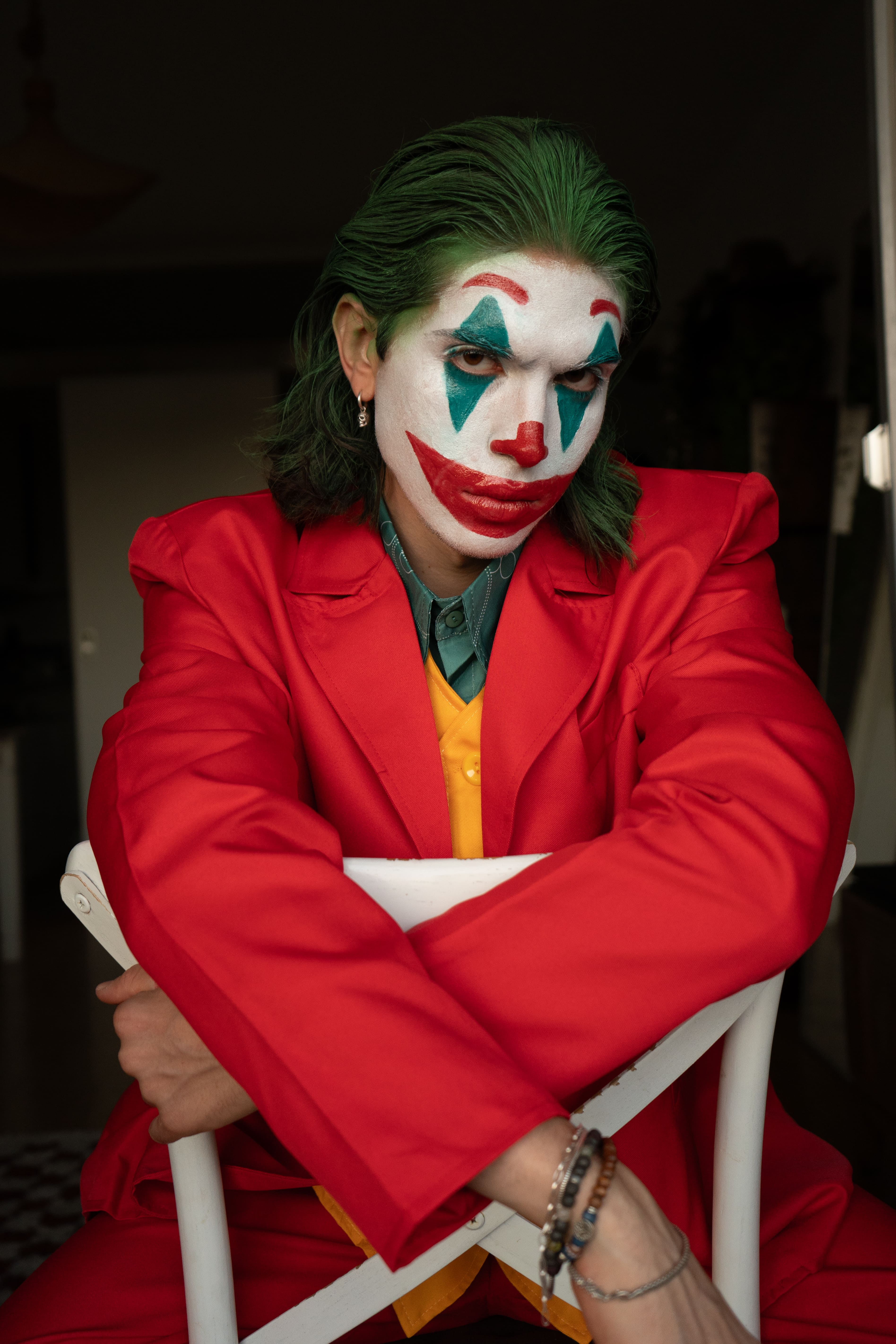 Hairstyle di Halloween ispirato al Joker realizzato con prodotti ghd