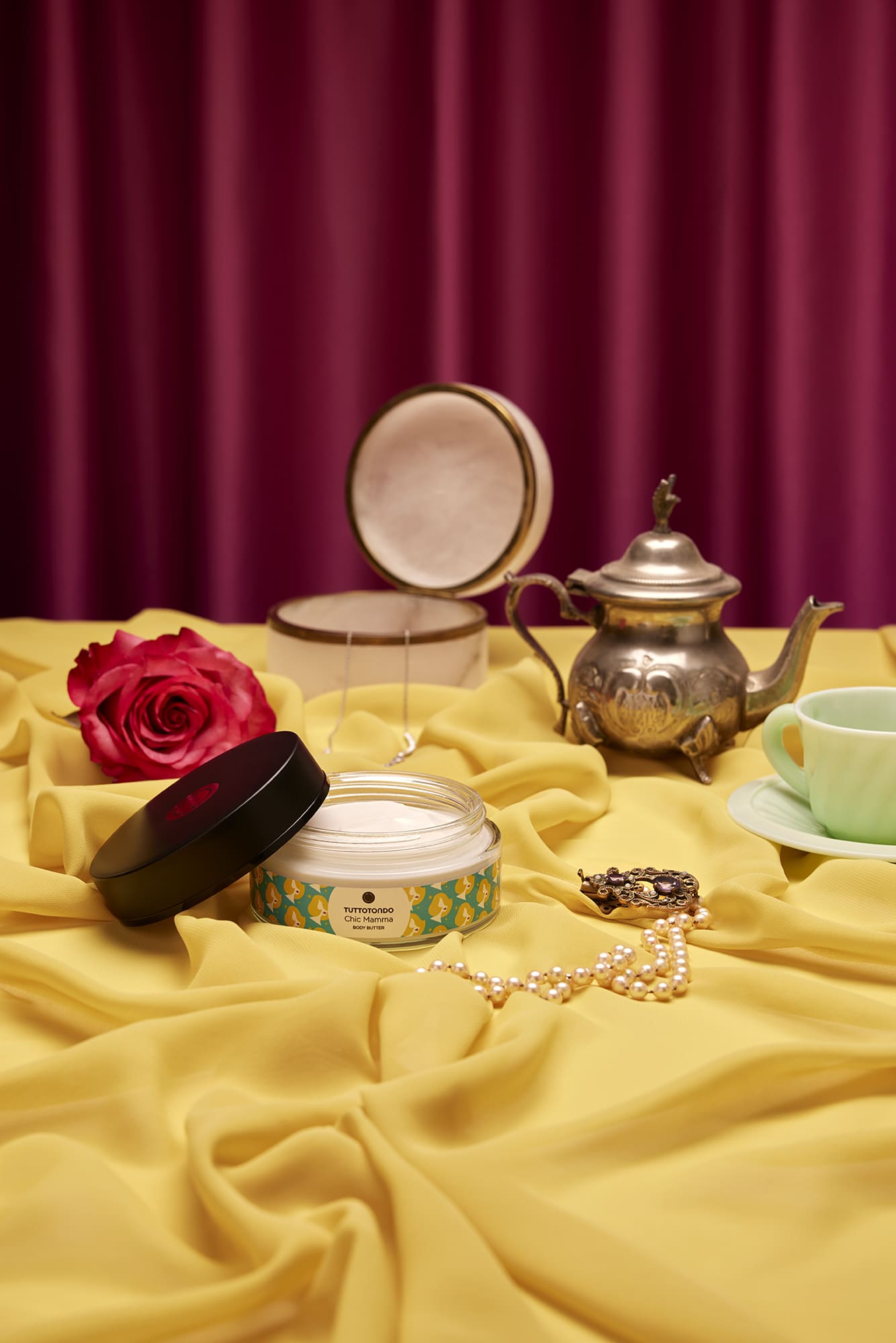 prodotti della collezione Chic Mamma di Tuttotondo, che mette in risalto l'eleganza italiana e i dolci ricordi d'infanzia, comprendente Eau de Toilette, gel doccia, body lotion e body butter.