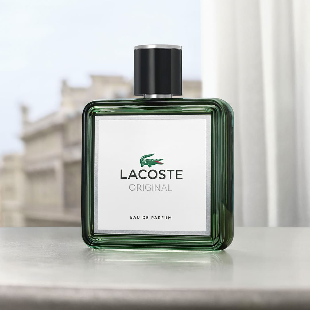Flacone di Lacoste Original Eau de Parfum con tonalità di verde e bianco.