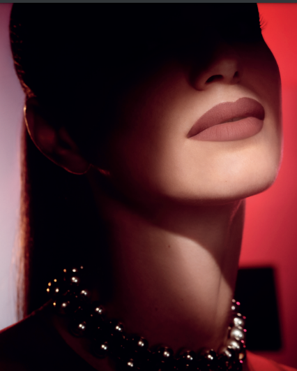 Modella che indossa il rossetto Rouge Artist For Ever, con labbra ben definite e un look elegante.