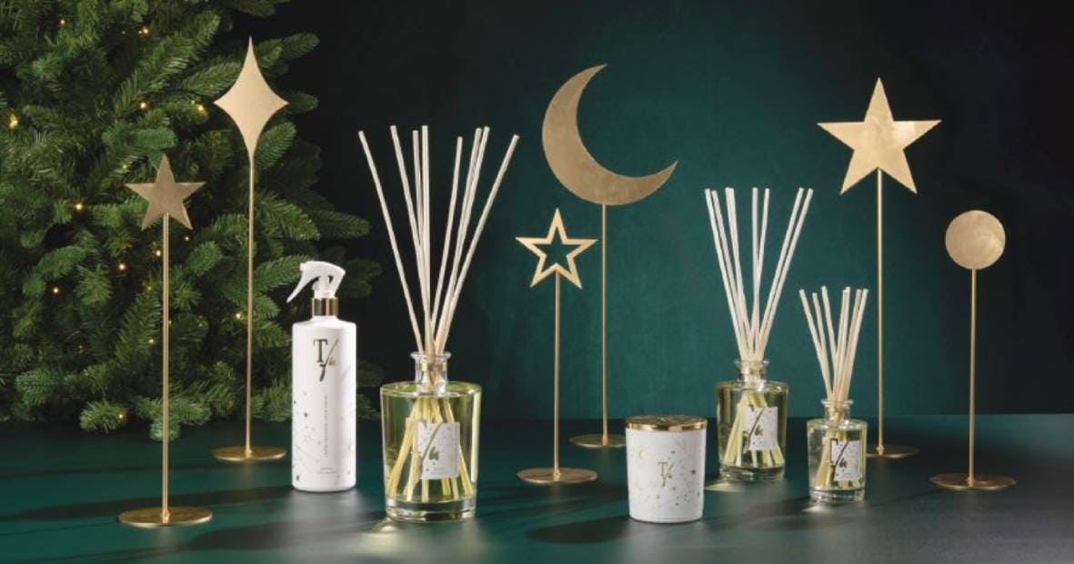 Foto insieme dei prodotti della collezione natalizia JOYFUL di Teatro Fragranze Uniche, tra cui diffusore, spray e candele