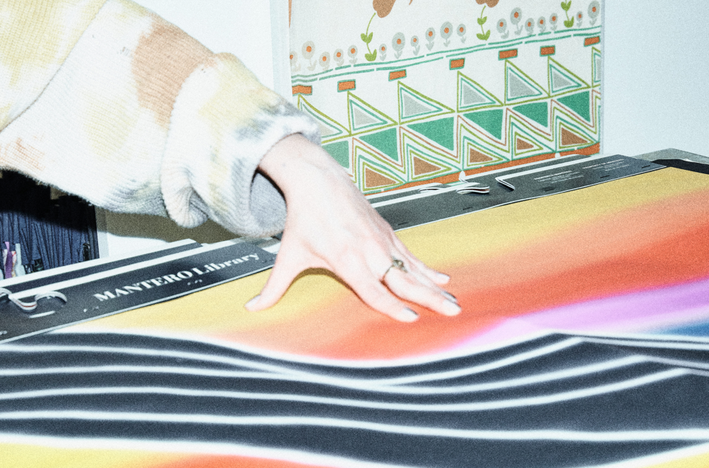 Aquilone in seta della collezione "Variazione 00. Prototypes" di Mantero, esposto al Museo Bagatti Valsecchi.