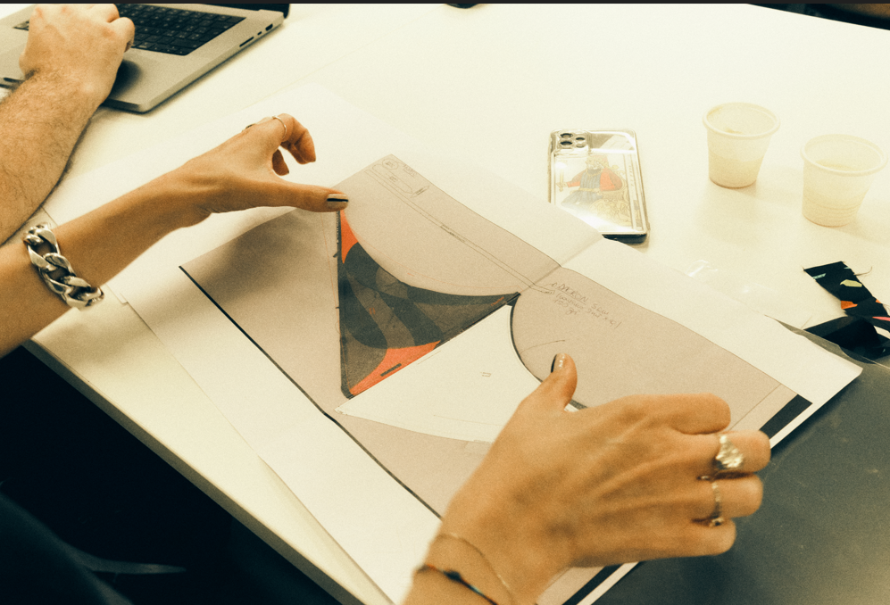 Aquilone artigianale in seta della collezione "Variazione 00. Prototypes" di Mantero, esposto al Museo Bagatti Valsecchi.