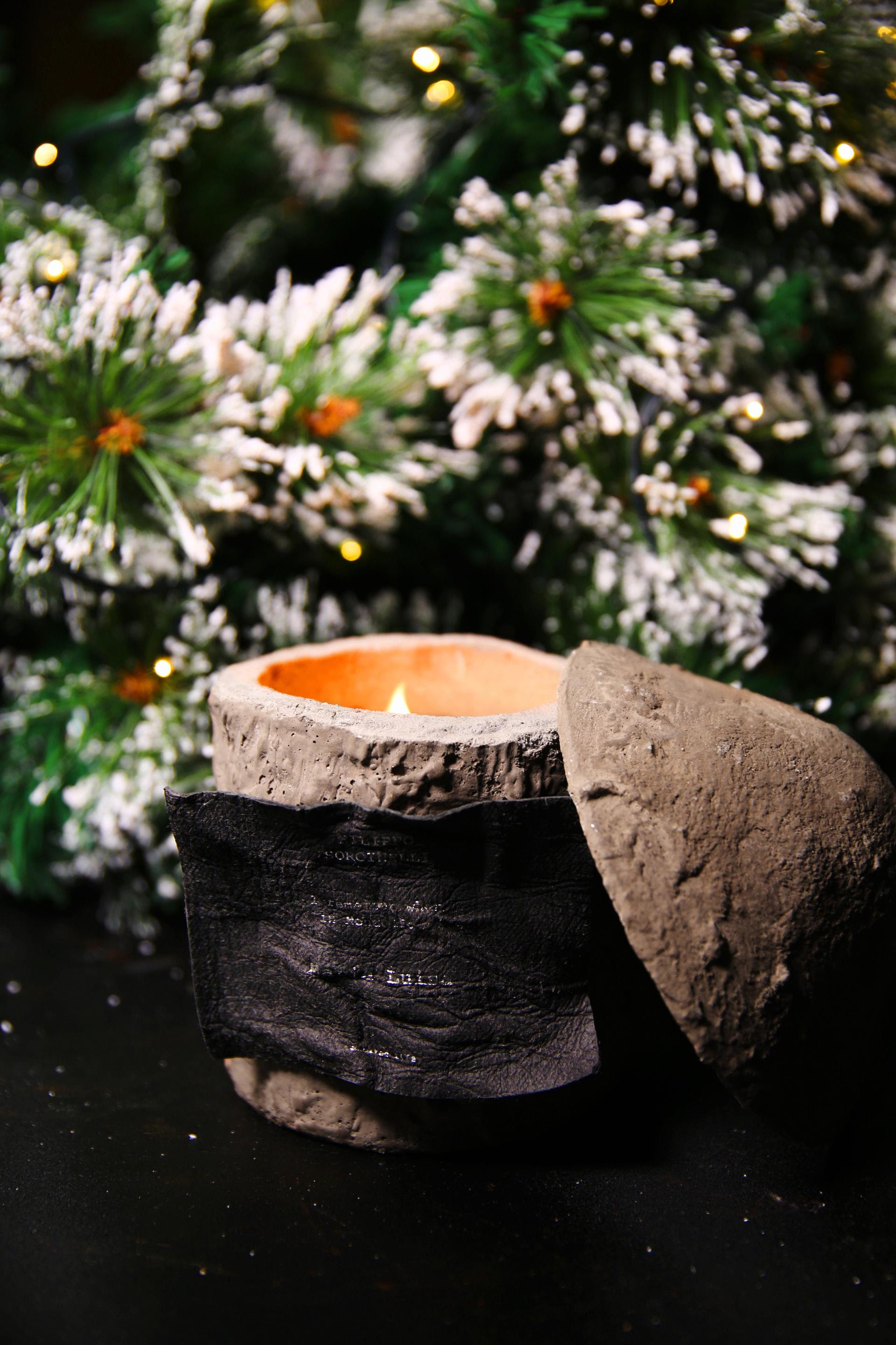 Candela profumata di Filippo Sorcinelli con cera vegetale 100% naturale, perfetta per le festività natalizie