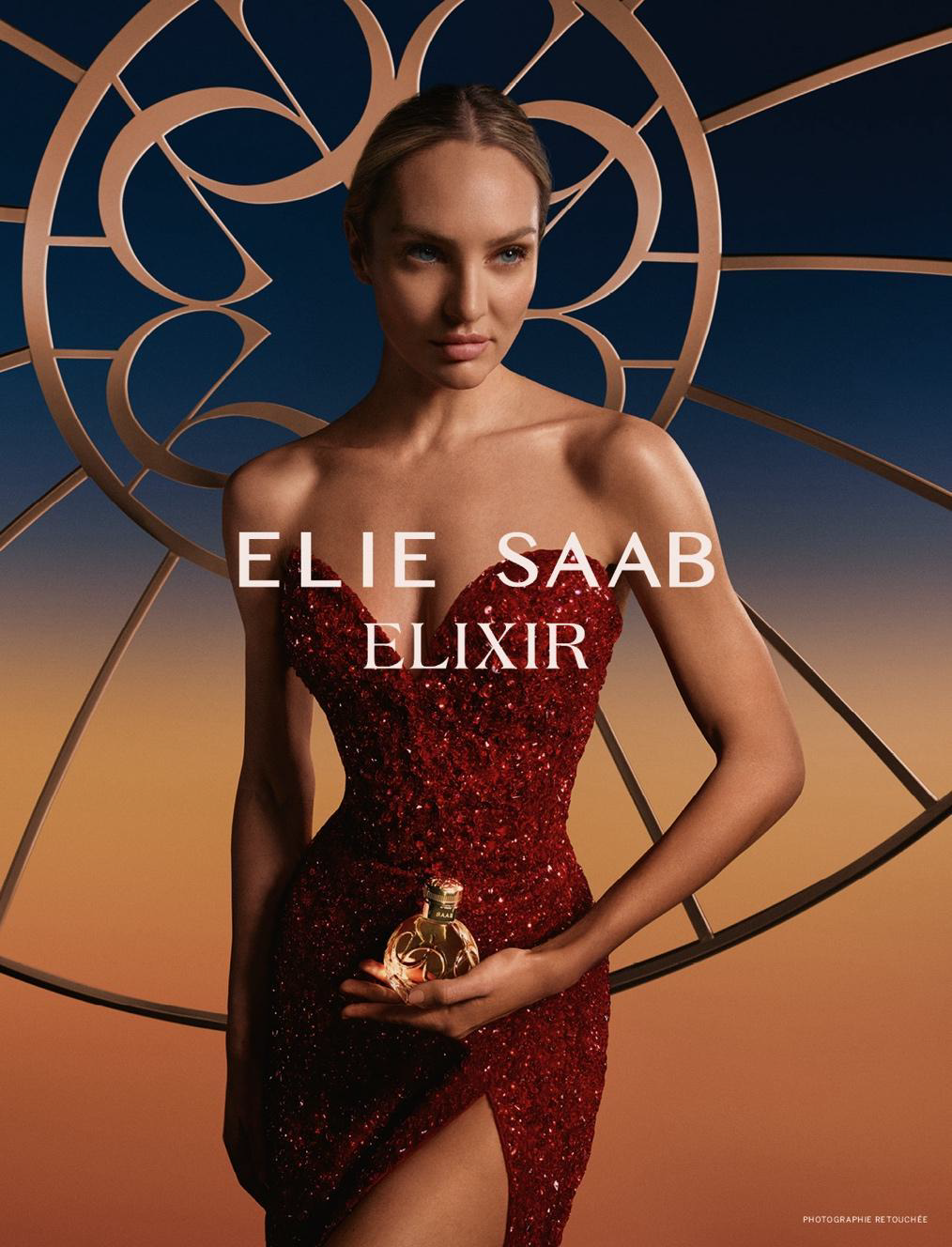 Candice Swanepoel nella campagna Elixir Love di Elie Saab, indossa abito elegante e sorride sensualmente