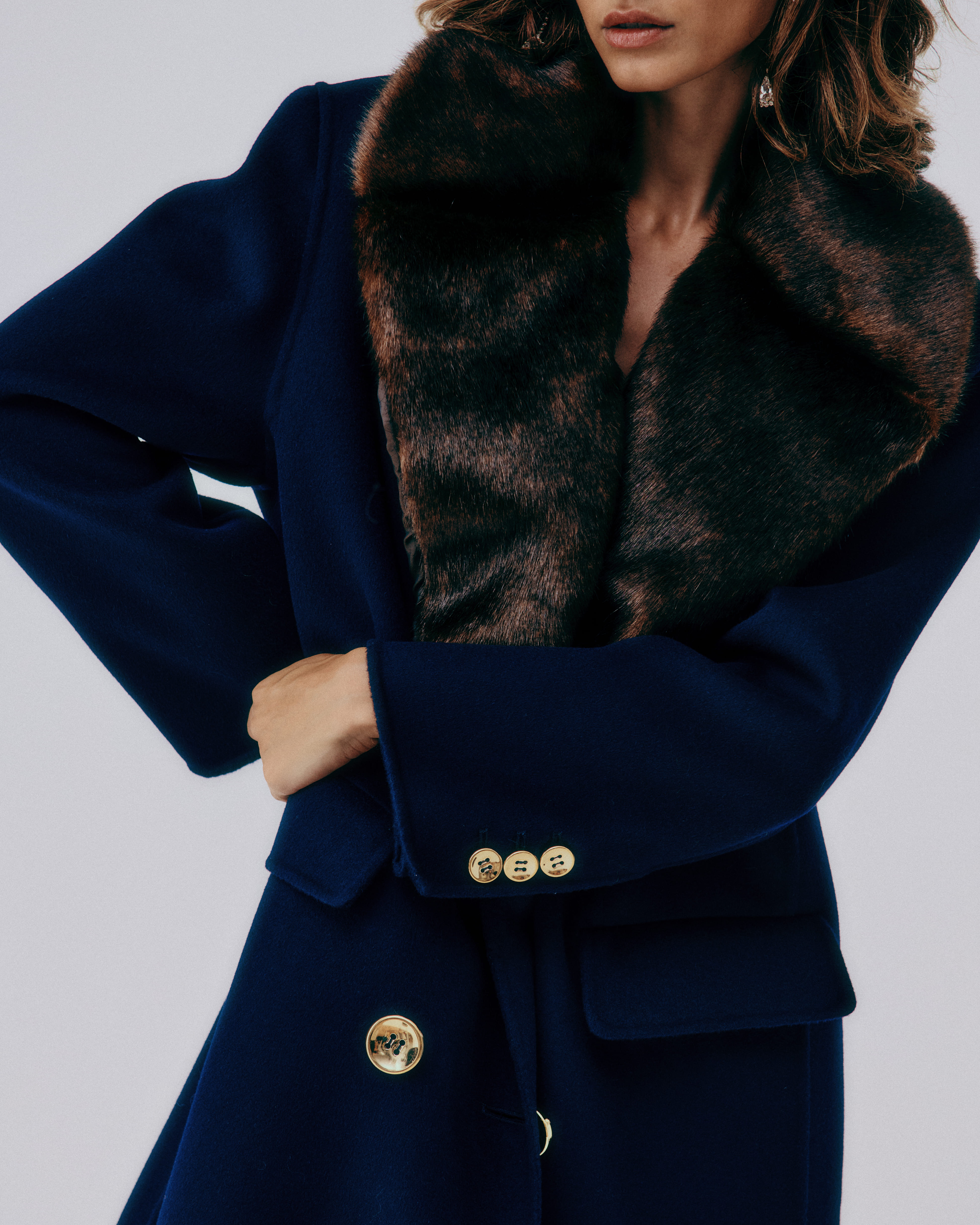 Cappotto elegante con revers in pelliccia di Luisa Spagnoli