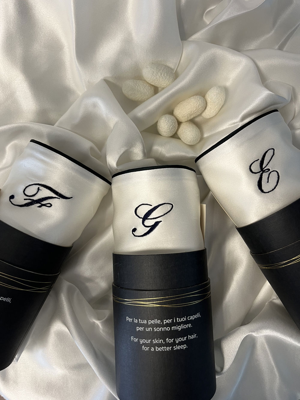 Federa in seta pura SILKOW, confezionata con cura in carta riciclata, con bozzolo di seta all'interno