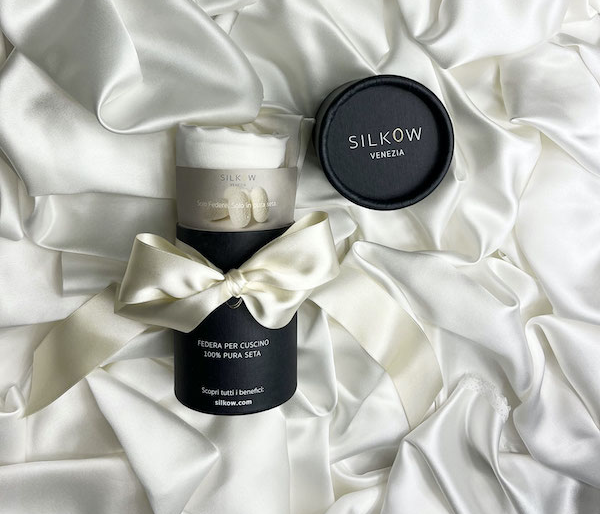 Federa in seta pura SILKOW, confezionata con cura in carta riciclata, con bozzolo di seta all'interno