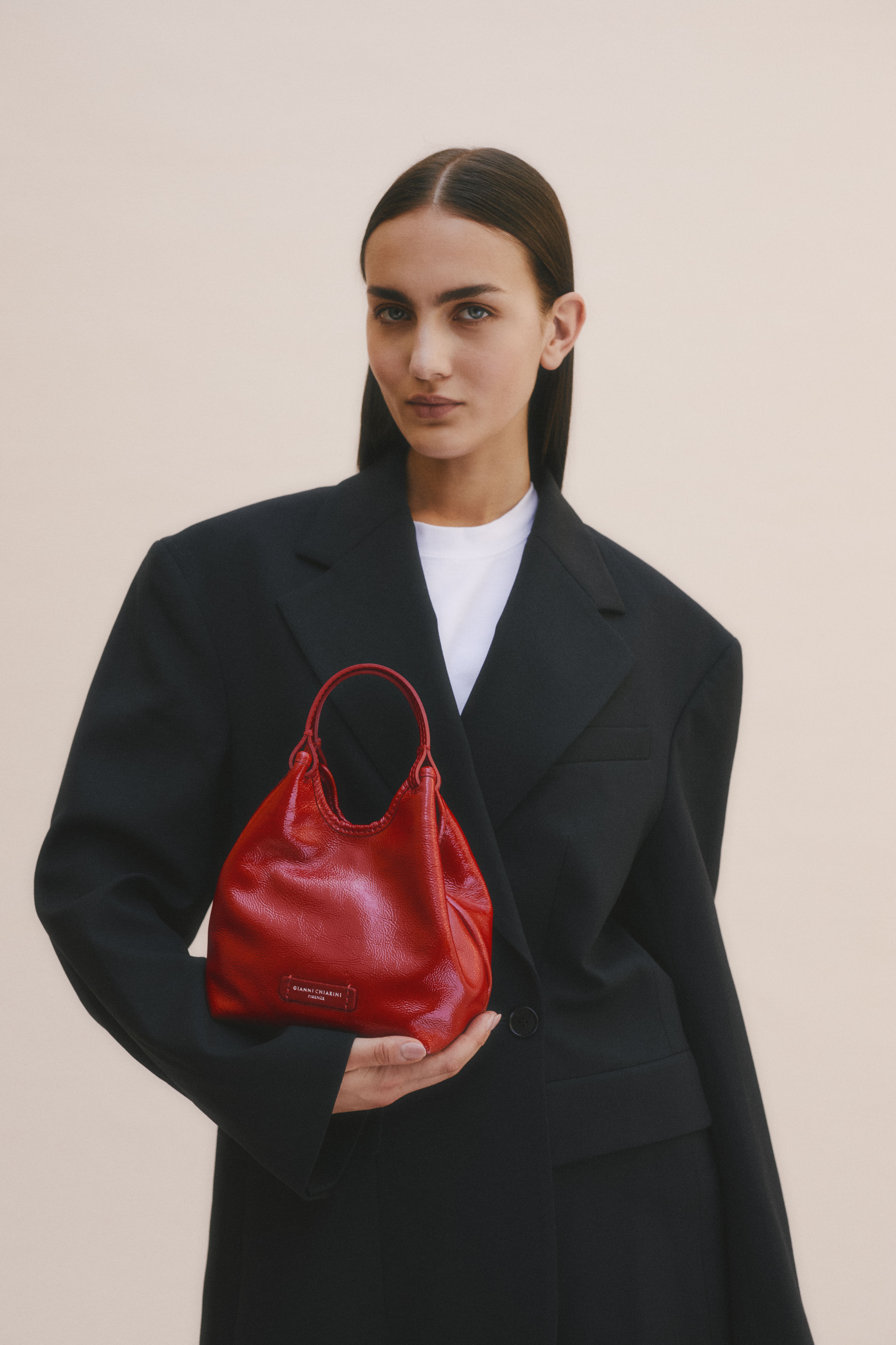 Borsa Gianni Chiarini DUA Bag rossa in pelle verniciata, edizione limitata per sostenere l’Associazione D.i.Re contro la violenza sulle donne