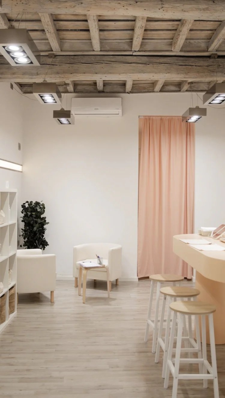 Temporary store di Nudha Beauty a Milano con prodotti skincare essenziali, naturali e sostenibili