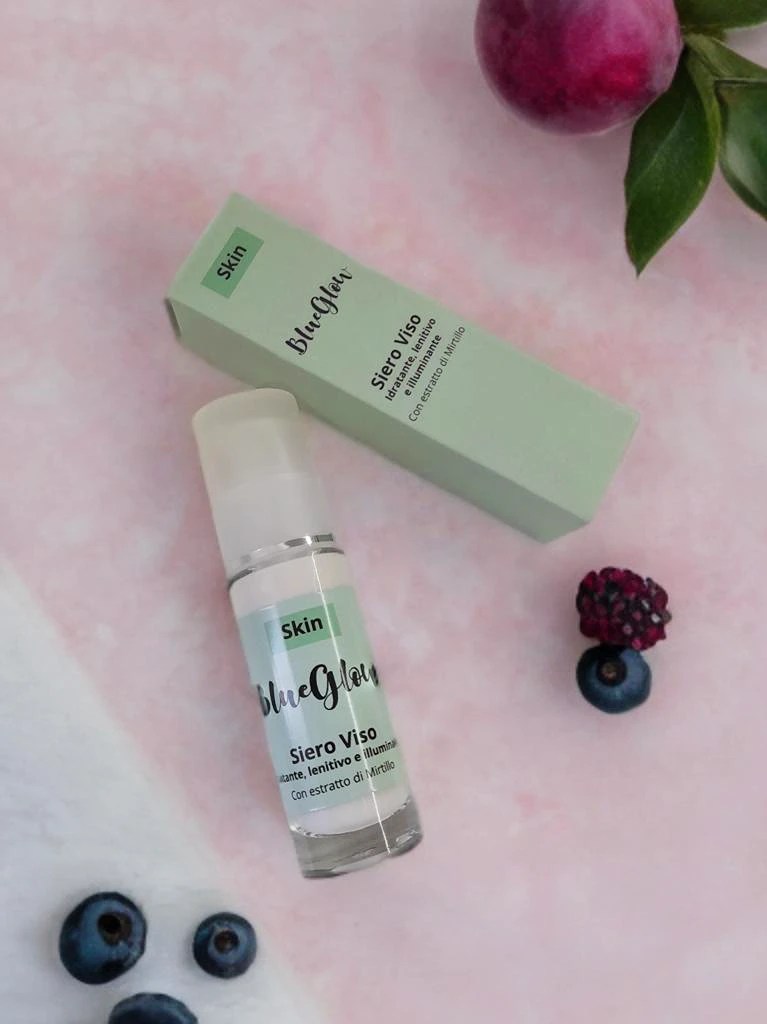 Siero viso BLUEGLOW al mirtillo, ideale per idratare e illuminare la pelle, con acido ialuronico e vitamina E
