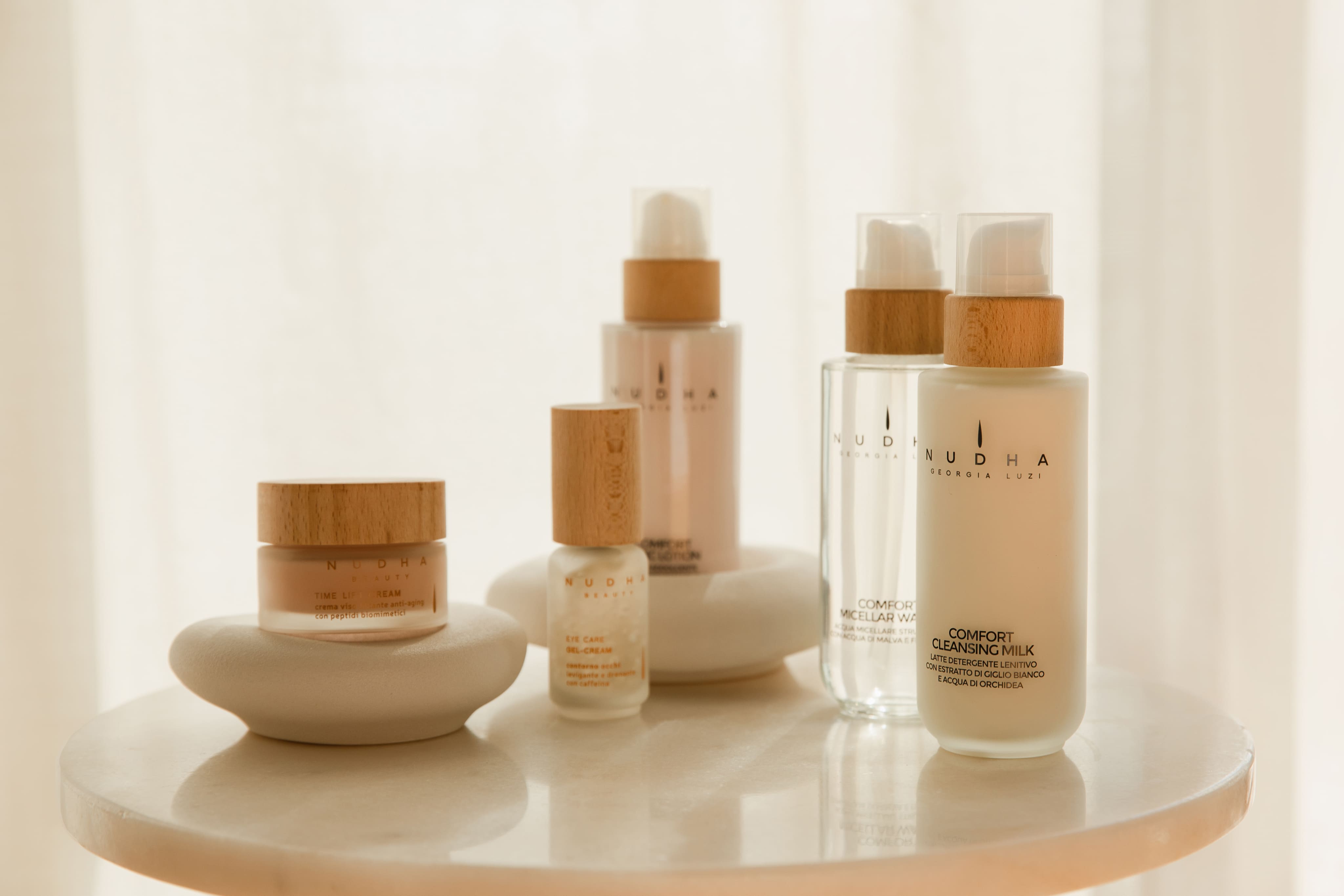 I prodotti skincare di Nudha Beauty sono pensati per prendersi cura della pelle in modo naturale e sostenibile. Con oltre il 95% di attivi naturali, ogni formula è dermatologicamente testata per pelli sensibili, senza siliconi, parabeni o petrolati.