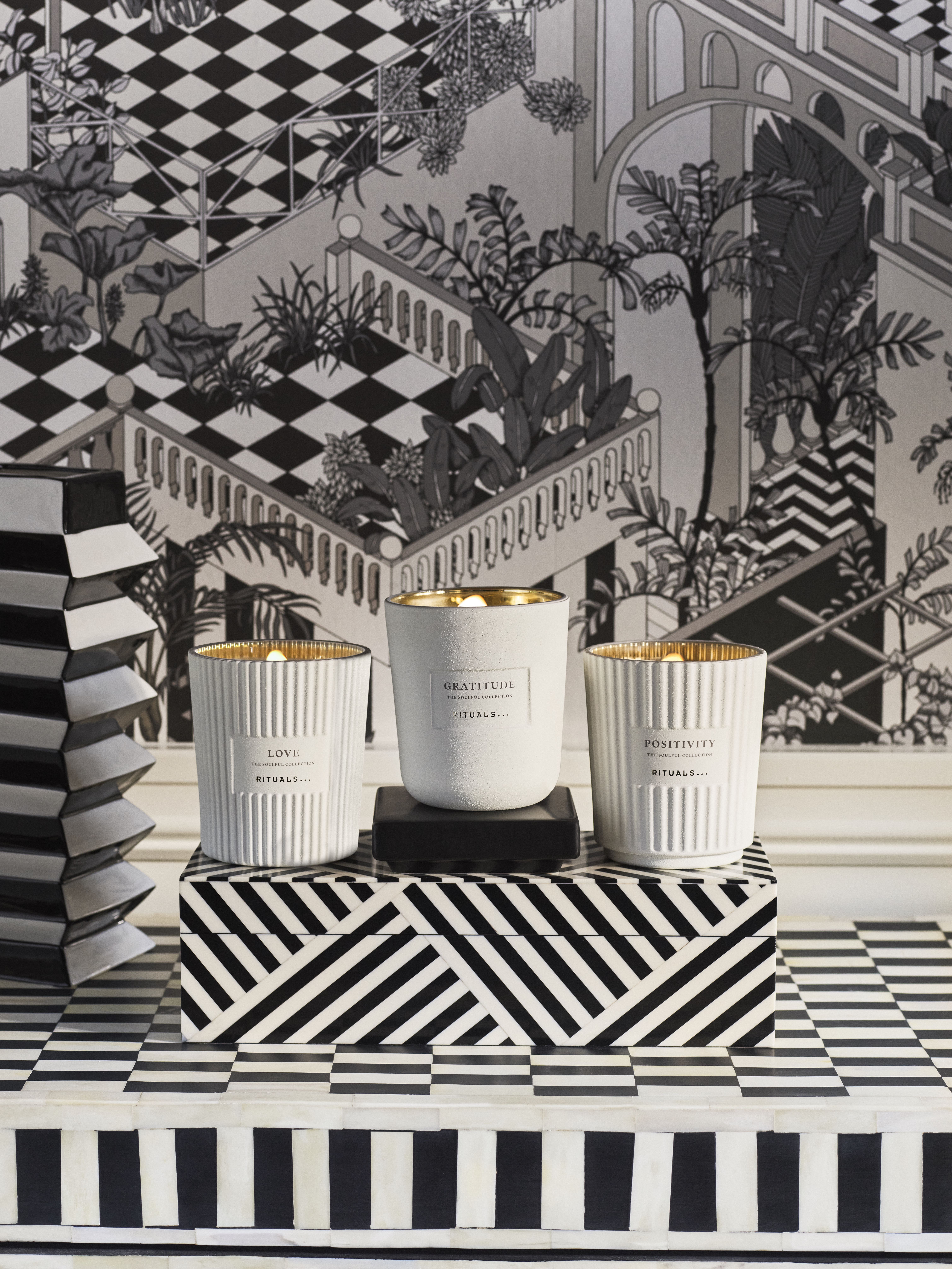 Candele profumate di Rituals della Soulful Collection, con stoppino in legno e fragranze uniche per la casa.