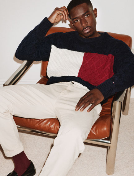 Damson Idris indossa un classico completo della collezione Holiday 2024 di Tommy Hilfiger.