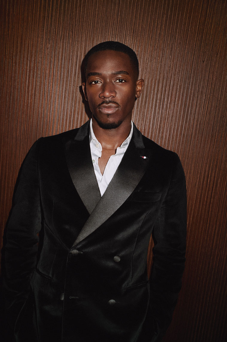 Scena di un party natalizio con abbigliamento Tommy Hilfiger.