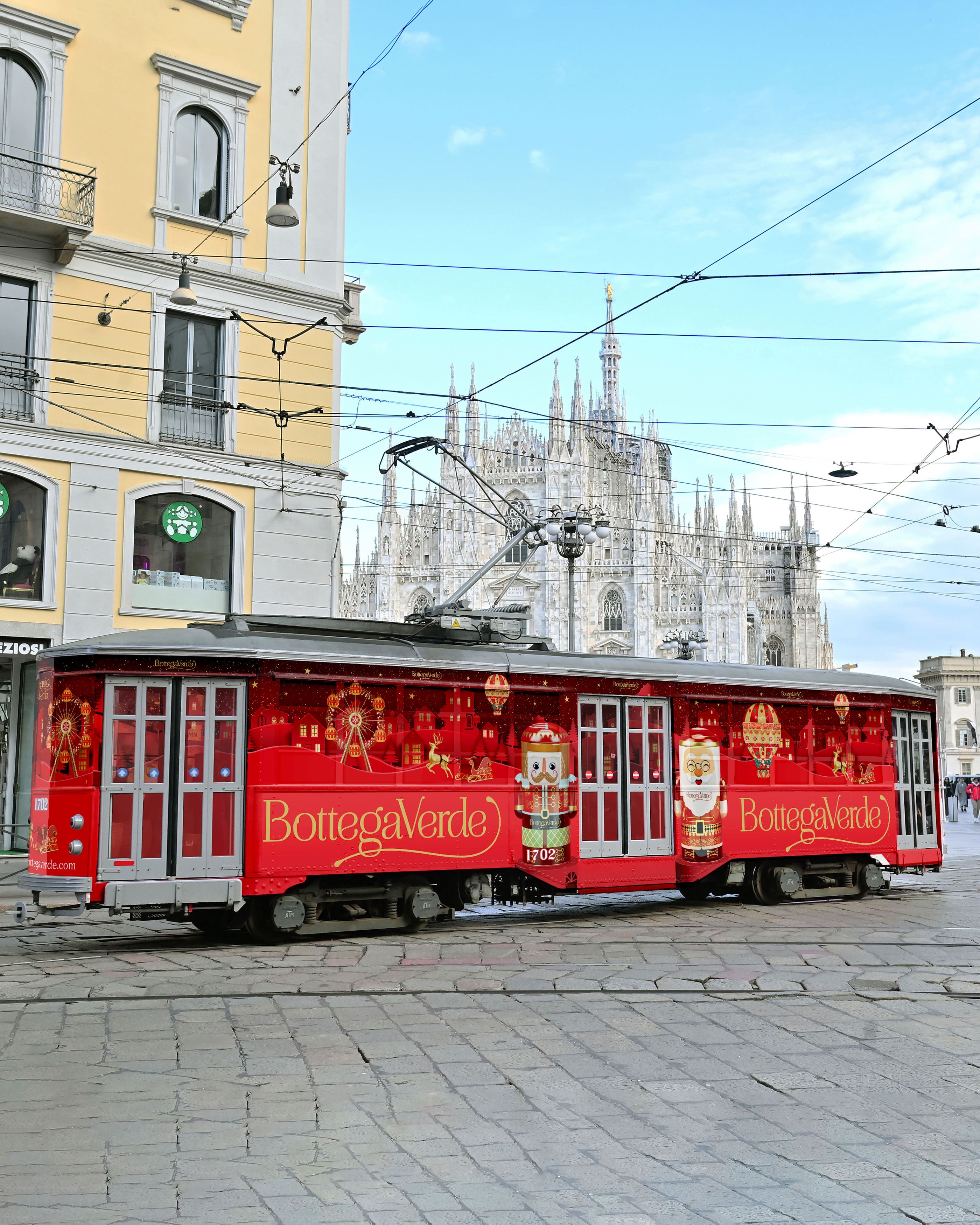 Tram di Natale di Bottega Verde decorato per le feste a Milano
