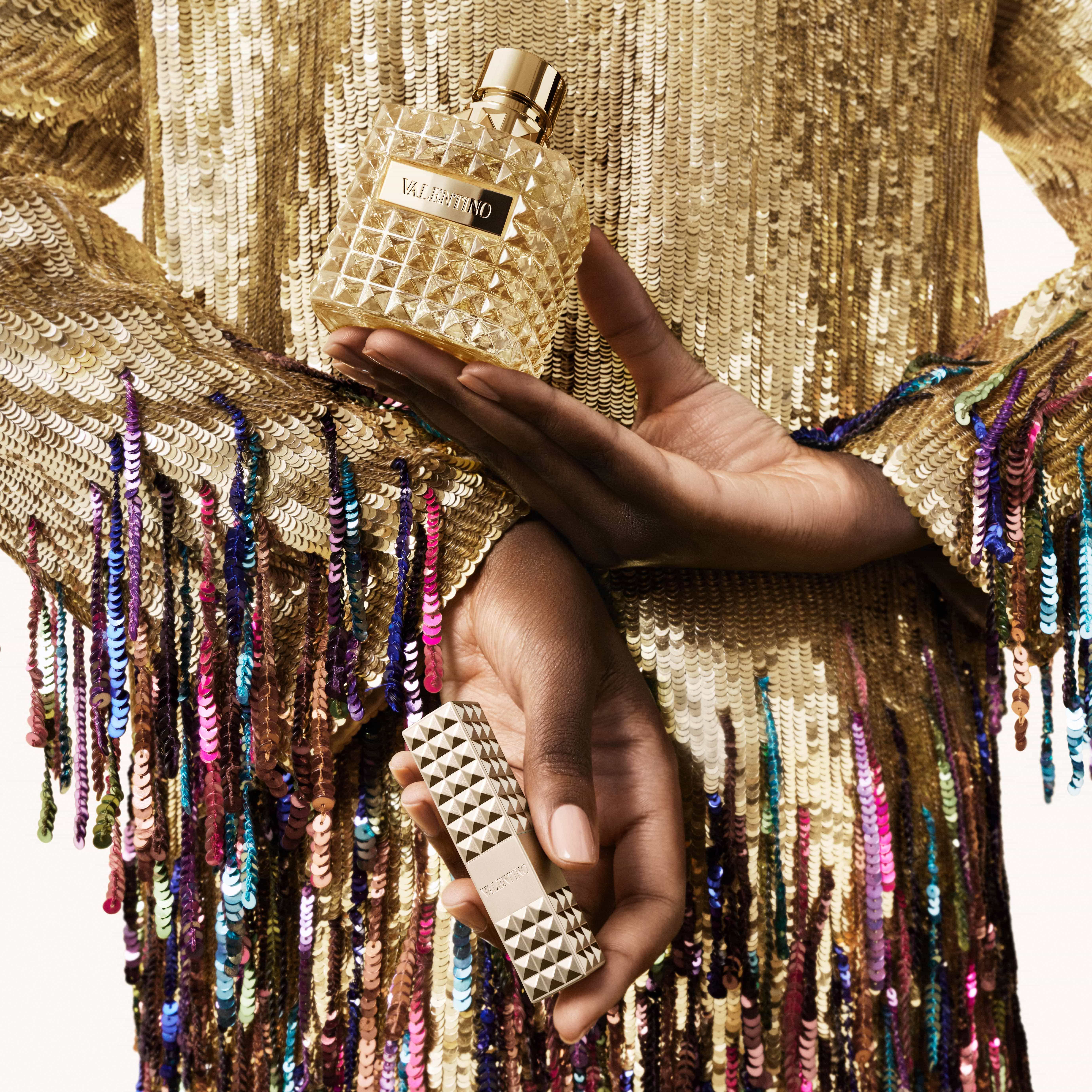 Rossetto opaco Spike Valentino e profumo Born in Roma The Gold di Valentino Beauty in un'immagine elegante per le festività 2024.