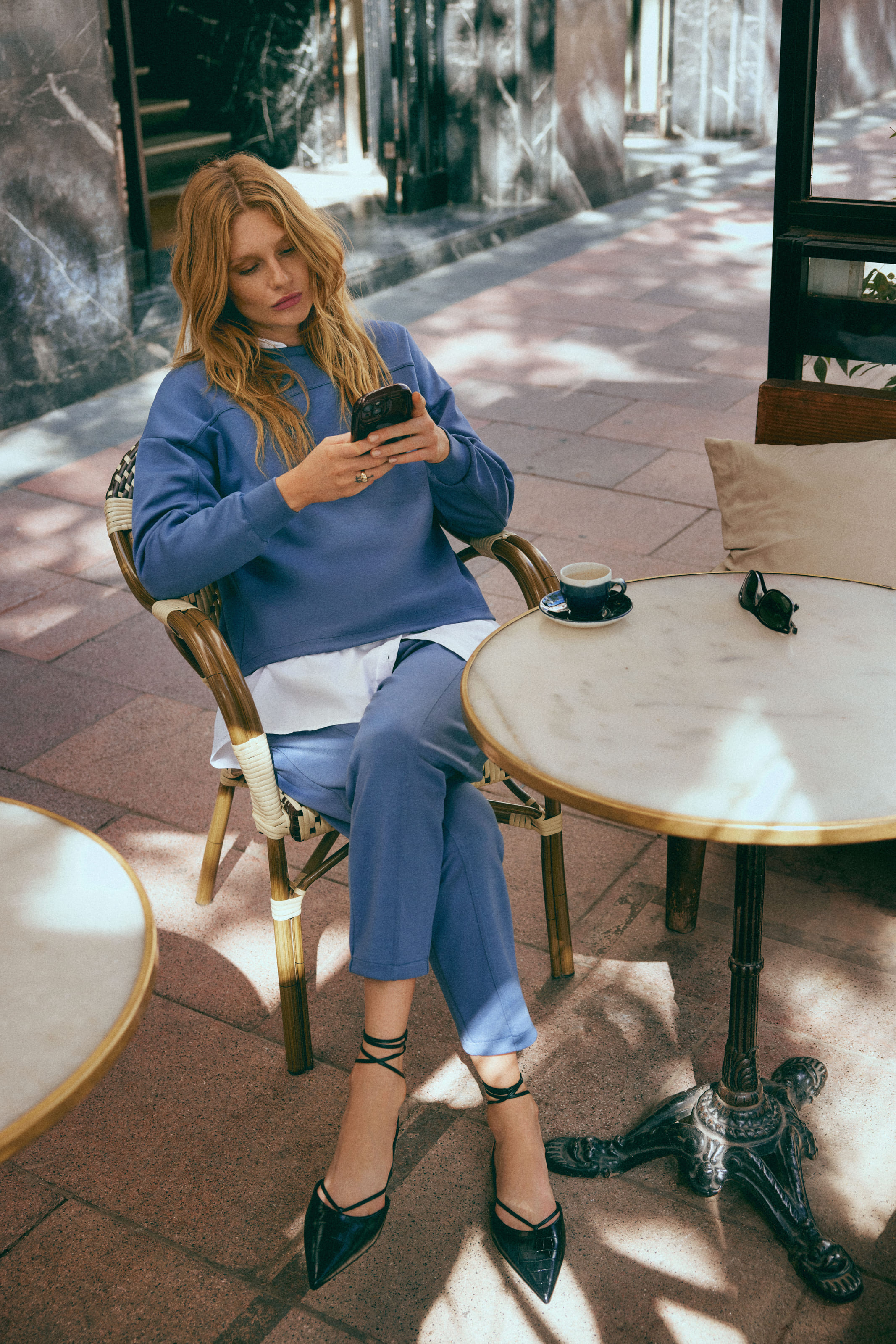 Outfit loungewear Ysabel Mora indossato all’aperto durante una passeggiata invernale