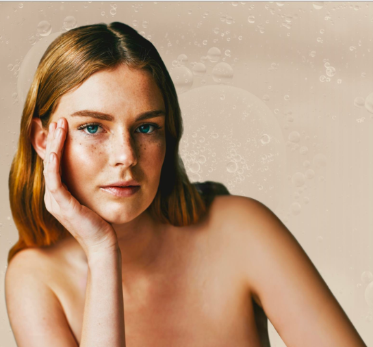 Modella che presenta la linea anti-età Botogen e Botostin di Intégrée, con un volto luminoso e giovane