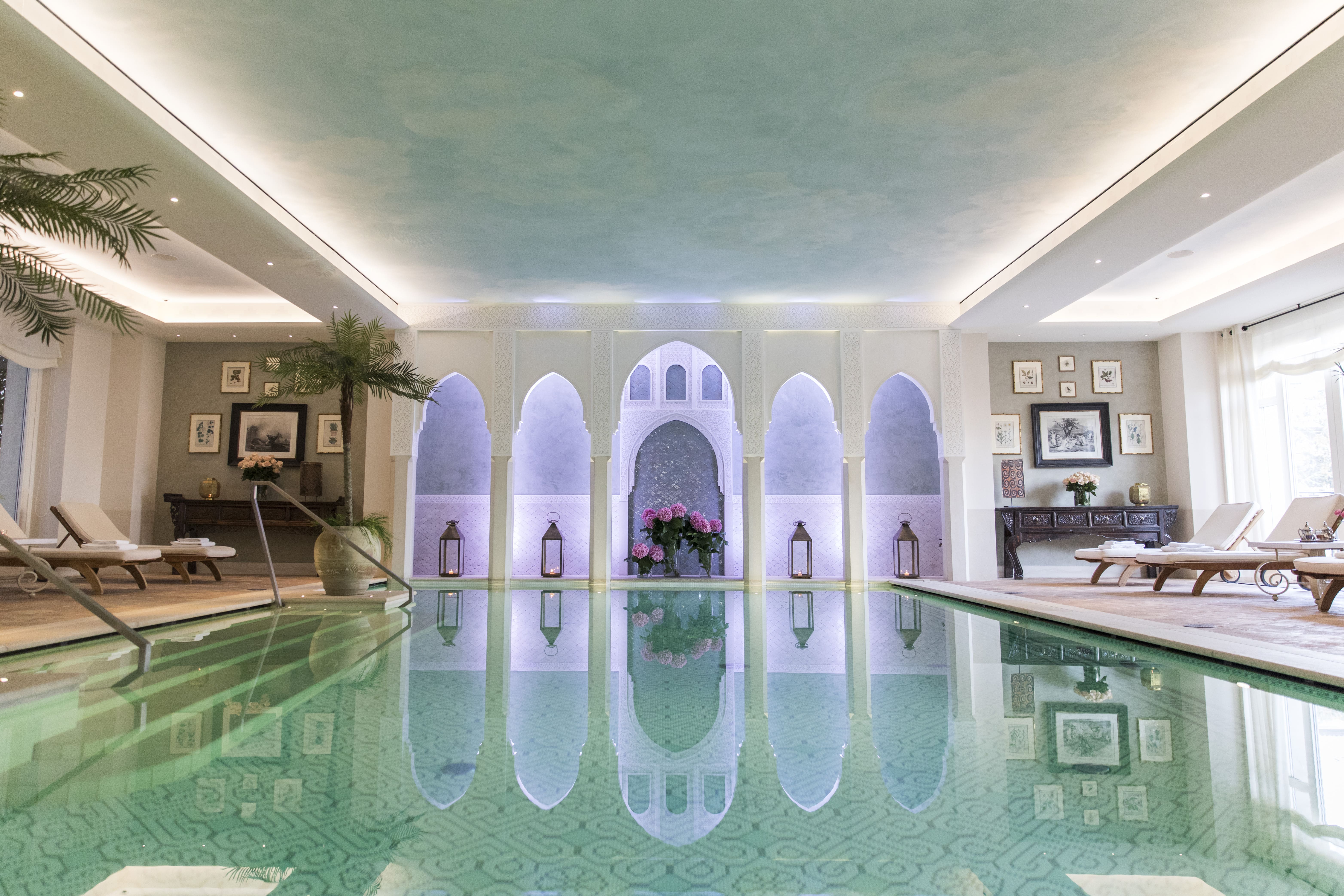 Piscina della Grand Spa di Palazzo Parigi, un luogo esclusivo di lusso e tranquillità nel cuore di Milano