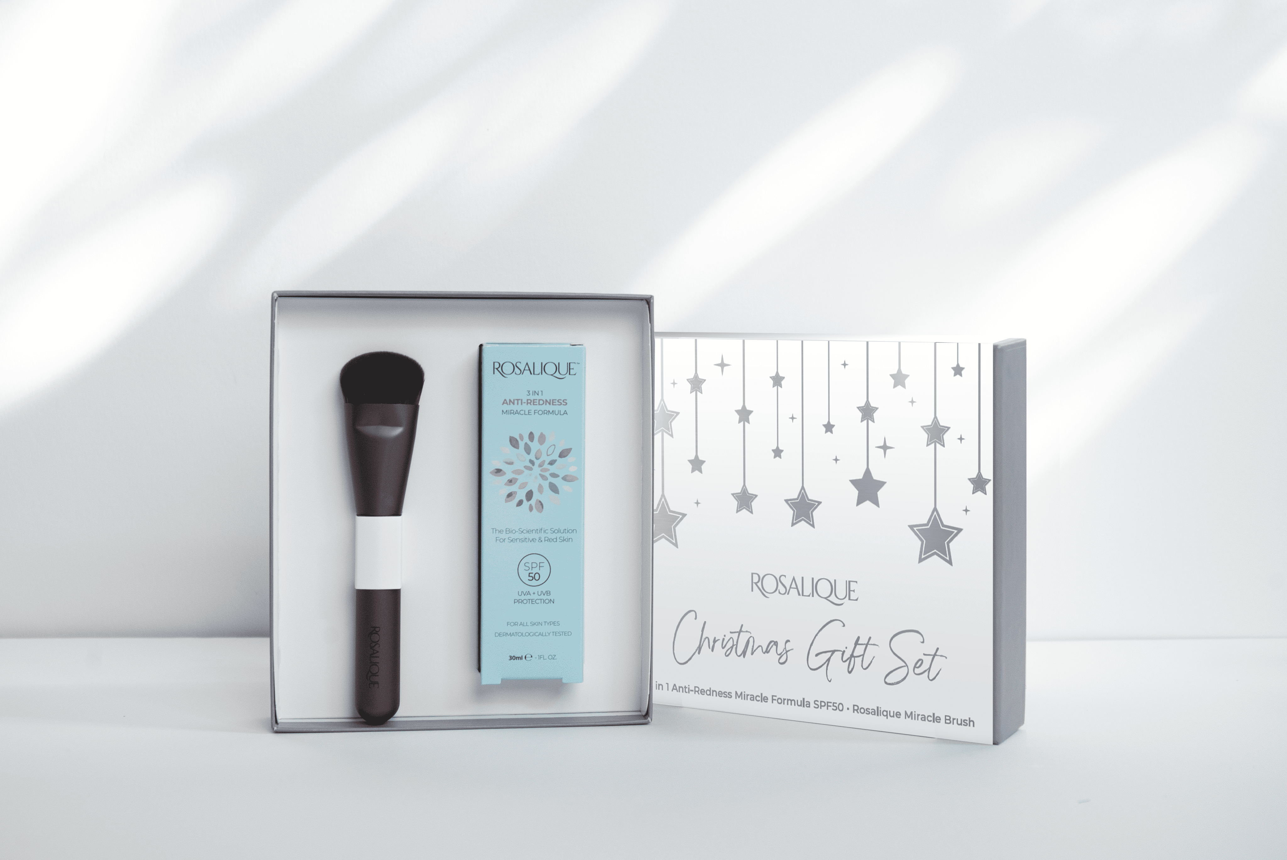 Rosalique Gift Set con crema Anti Rossore e pennello kabuki Miracle Brush, perfetto per pelli sensibili.