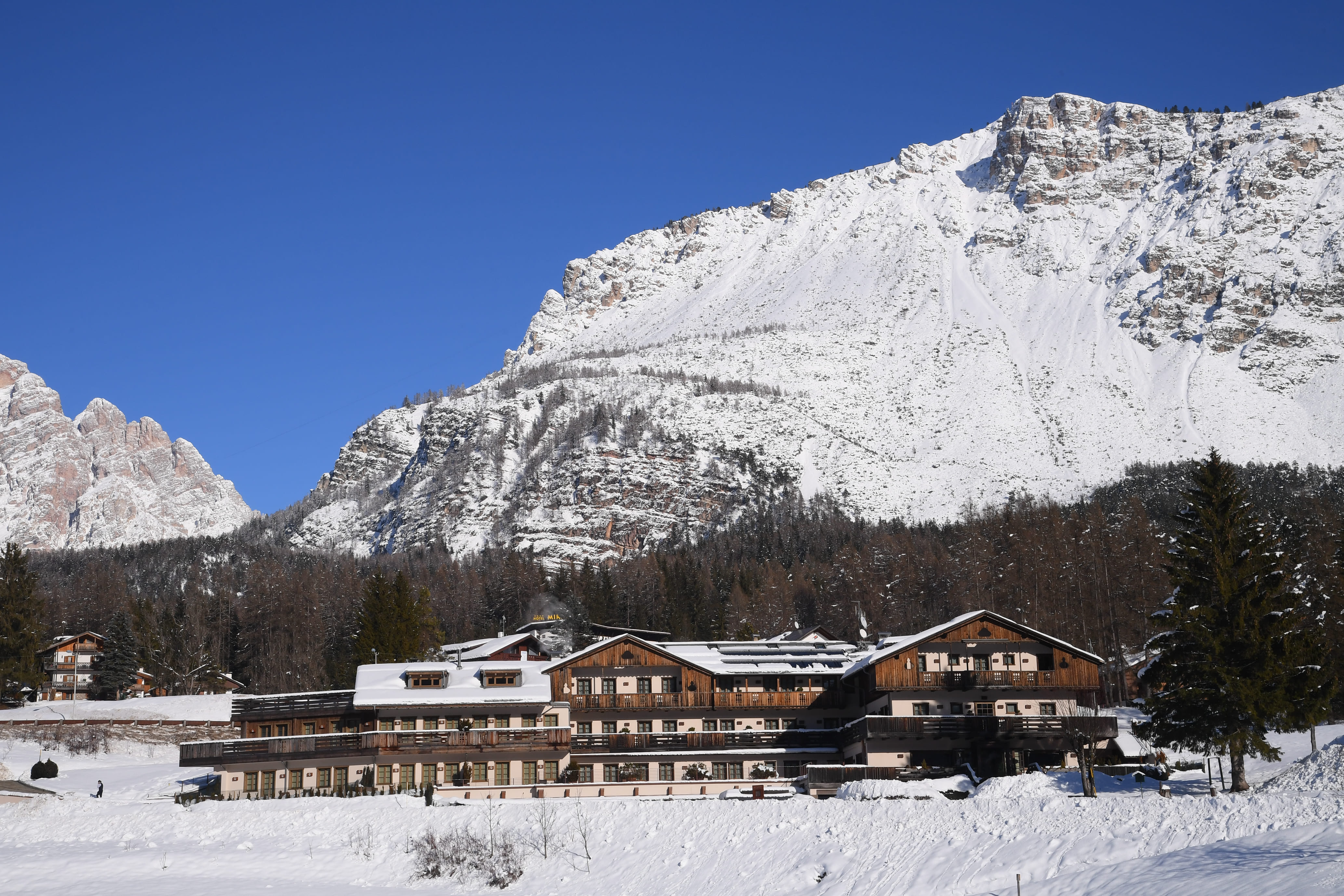 Vista panoramica dell’esterno del Rosapetra Resort, immerso nelle Dolomiti, un luxury hotel con una location esclusiva circondata dalla natura e trattamenti Valmont.