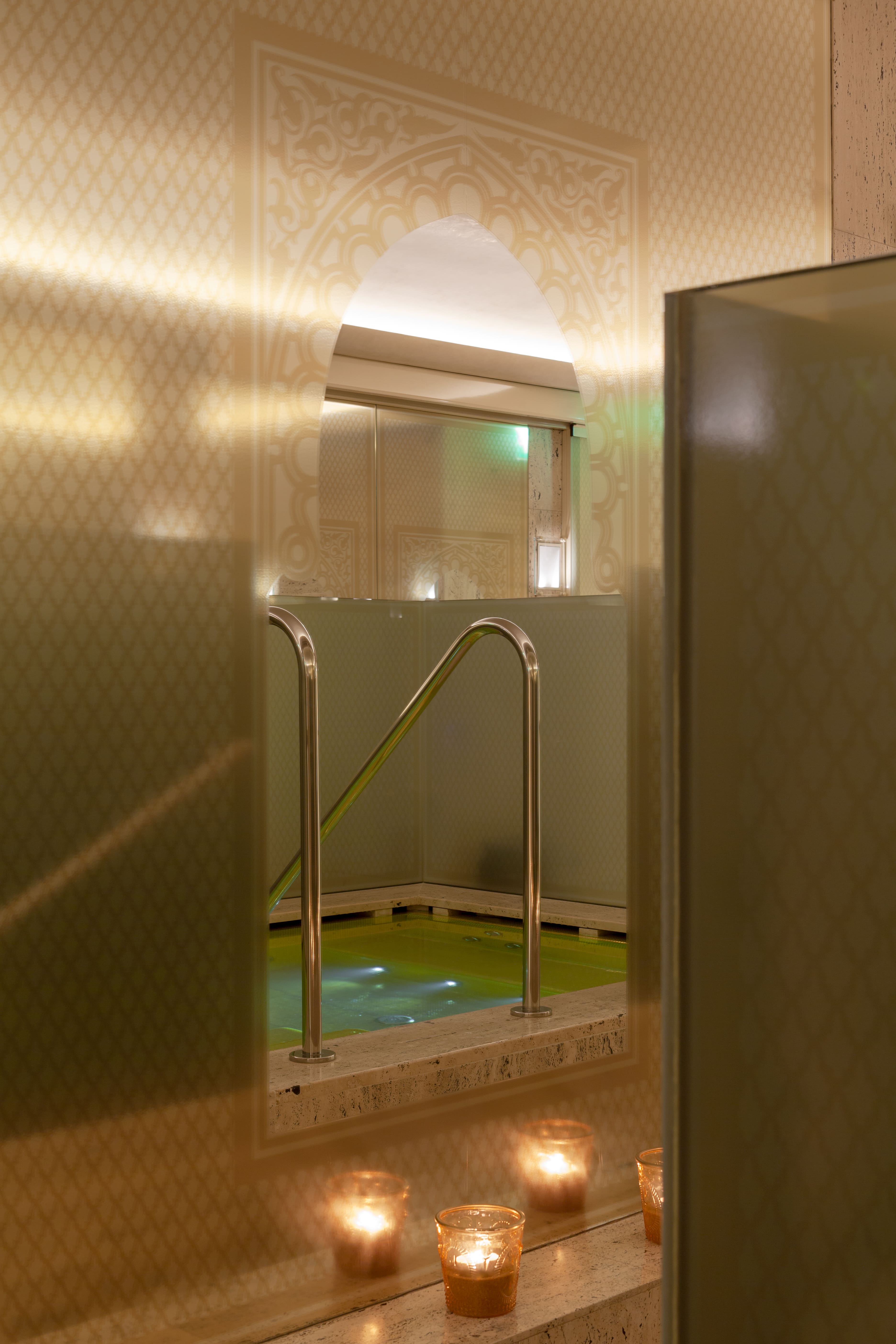 Interno della AQVAM Spa al Park Hyatt Milano, con dettagli eleganti e raffinati, dove i trattamenti "Christmas in Chocolate" offrono un'esperienza sensoriale unica.