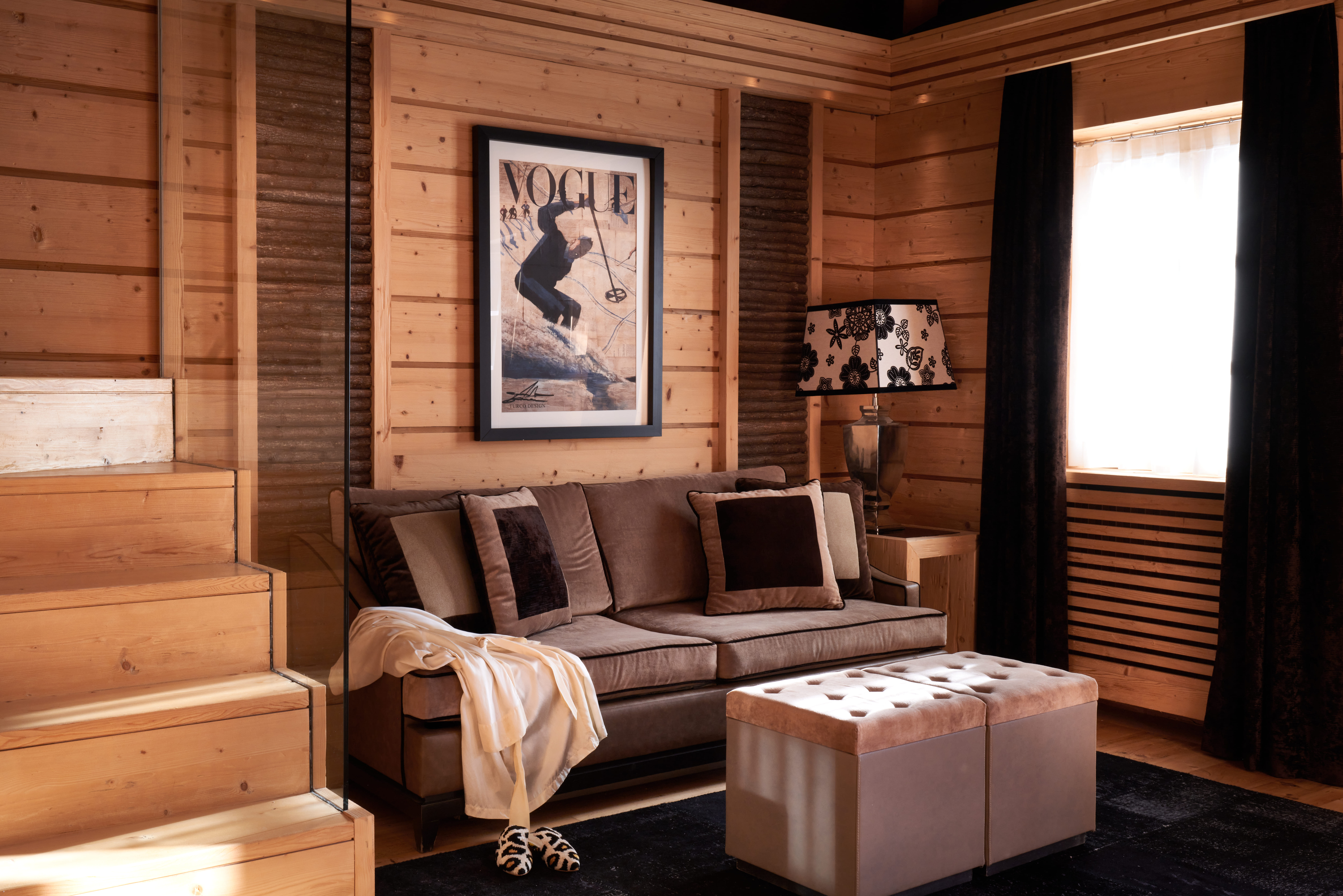 Elegante e accogliente interno del Rosapetra Resort, con arredi raffinati, perfetto per un soggiorno esclusivo e trattamenti Valmont.