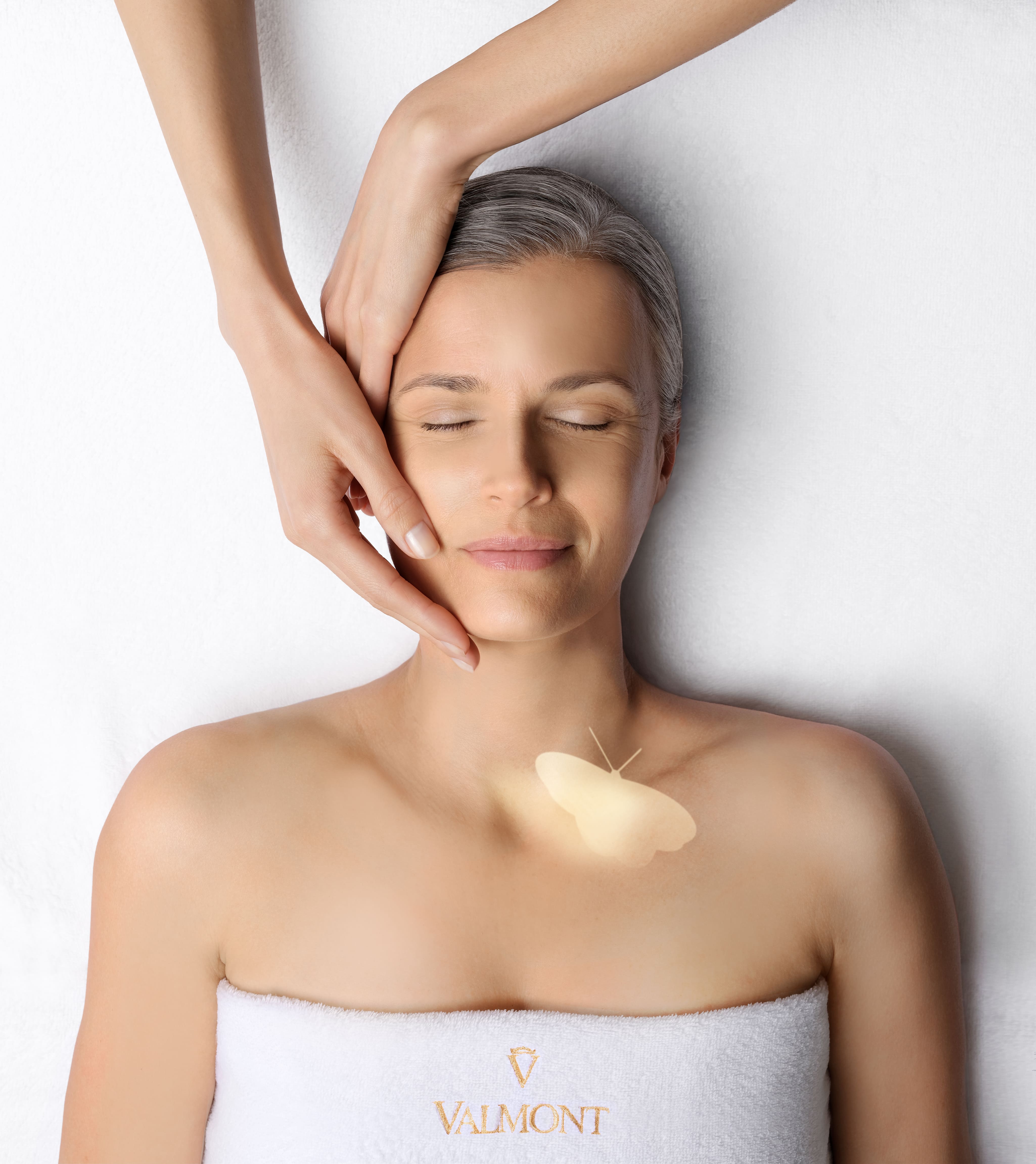 Modella durante il trattamento Lift from the Peaks di Valmont con massaggio specifico per un effetto lifting naturale