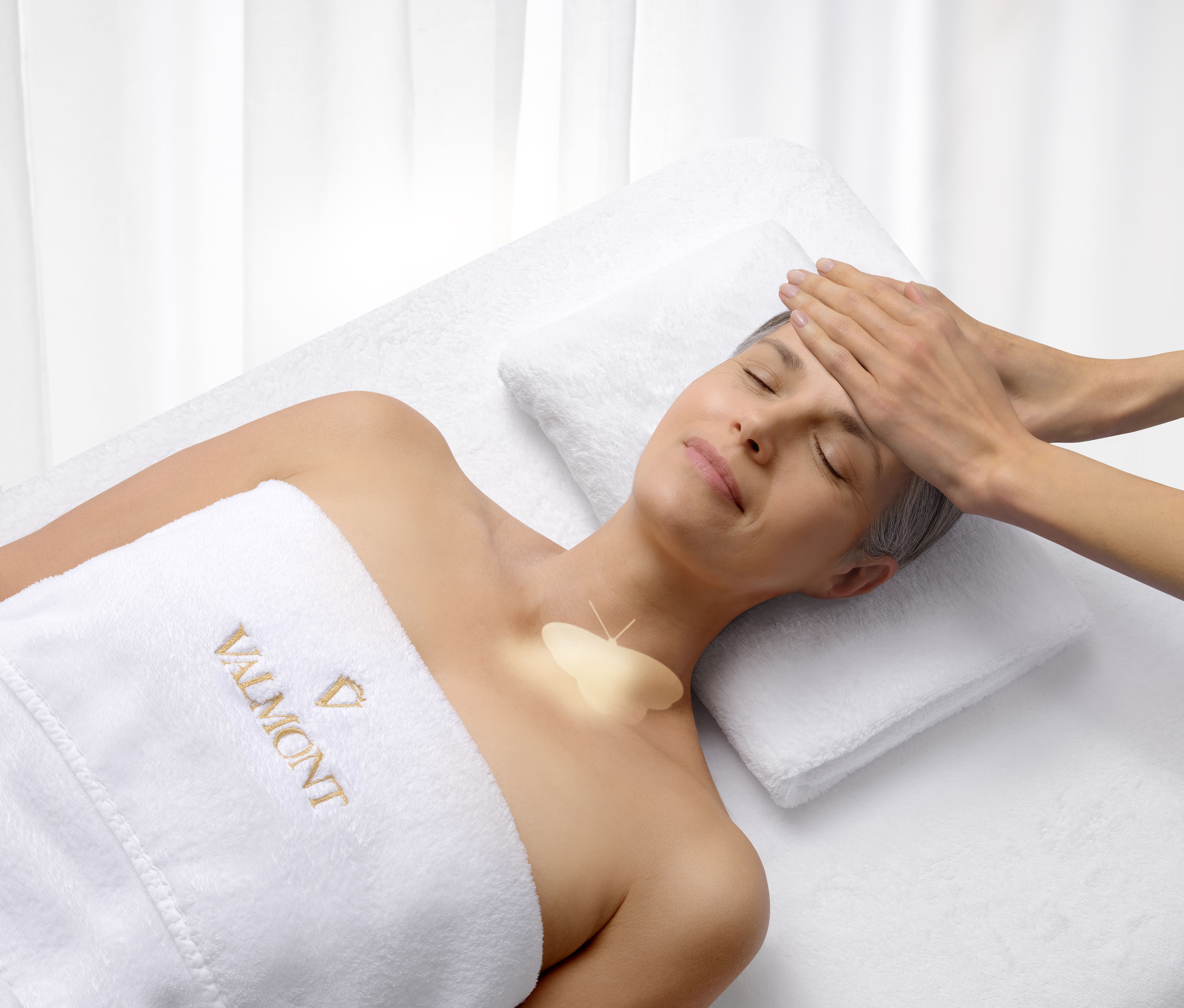 Un trattamento di bellezza esclusivo Valmont nella SPA del Rosapetra Resort, con applicazione di maschera rigenerante e siero antirughe.