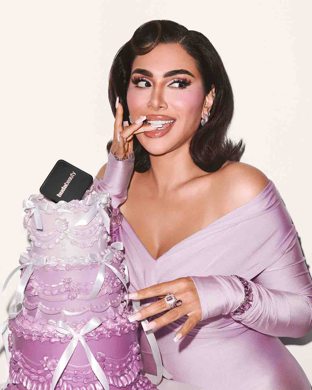 Collezione Ube di Huda Beauty con prodotti in lilla elettrico per un make-up luminoso e audace