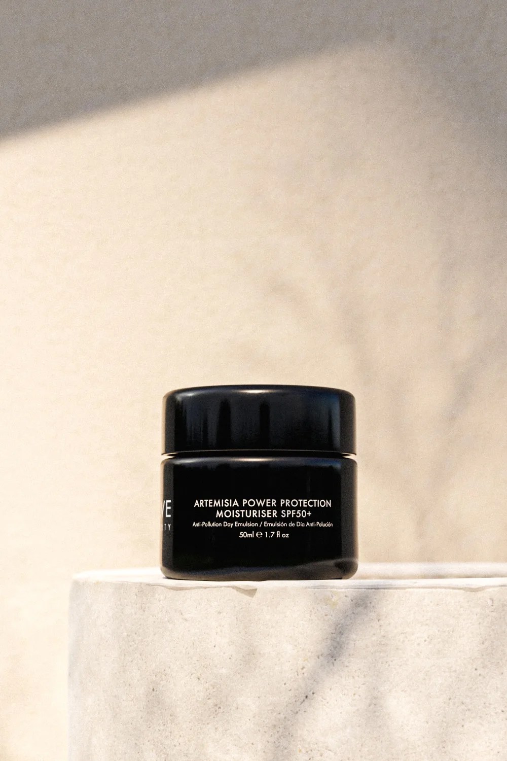 Twelve Beauty Artemisia Power Protection Moisturiser SPF50+ in primo piano con una texture leggera e setosa, ideale per la protezione contro i danni solari e dell'inquinamento.